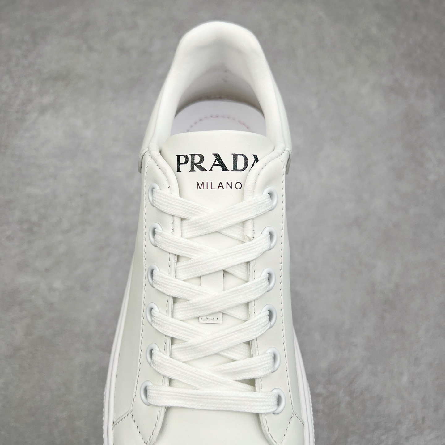 图片[5]-意大利高奢品牌·PRADA普拉达情侣款运动板鞋百搭休闲小白鞋系列 广东大厂品质 25ss春季新款 专柜同步 Prada Cloudbust Thunder运动鞋设计以雕塑感设计重新演绎PRADA独具时尚个性风格。大气个性更潮更抢眼更追求档次，它将颠覆旧念，与您共度时尚潮人必备! 面料采用原版进口小牛皮 牛皮内里垫脚 橡胶发泡大底 轻便防滑耐磨 脚感舒适 款式耐看做工精细 配以简洁利落的鞋楦 经典设计 步履间散发迷人韵味 展现独特风采。 尺码：35-44（皮鞋码）-选品中心