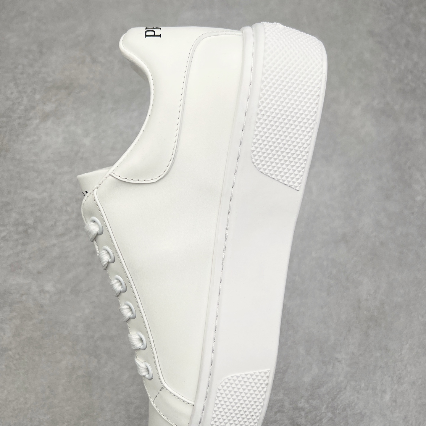 图片[7]-意大利高奢品牌·PRADA普拉达情侣款运动板鞋百搭休闲小白鞋系列 广东大厂品质 25ss春季新款 专柜同步 Prada Cloudbust Thunder运动鞋设计以雕塑感设计重新演绎PRADA独具时尚个性风格。大气个性更潮更抢眼更追求档次，它将颠覆旧念，与您共度时尚潮人必备! 面料采用原版进口小牛皮 牛皮内里垫脚 橡胶发泡大底 轻便防滑耐磨 脚感舒适 款式耐看做工精细 配以简洁利落的鞋楦 经典设计 步履间散发迷人韵味 展现独特风采。 尺码：35-44（皮鞋码）-选品中心