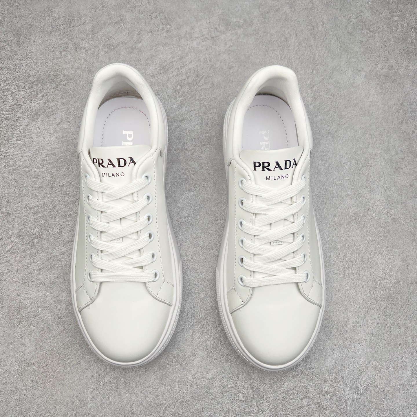 图片[2]-意大利高奢品牌·PRADA普拉达情侣款运动板鞋百搭休闲小白鞋系列 广东大厂品质 25ss春季新款 专柜同步 Prada Cloudbust Thunder运动鞋设计以雕塑感设计重新演绎PRADA独具时尚个性风格。大气个性更潮更抢眼更追求档次，它将颠覆旧念，与您共度时尚潮人必备! 面料采用原版进口小牛皮 牛皮内里垫脚 橡胶发泡大底 轻便防滑耐磨 脚感舒适 款式耐看做工精细 配以简洁利落的鞋楦 经典设计 步履间散发迷人韵味 展现独特风采。 尺码：35-44（皮鞋码）-选品中心