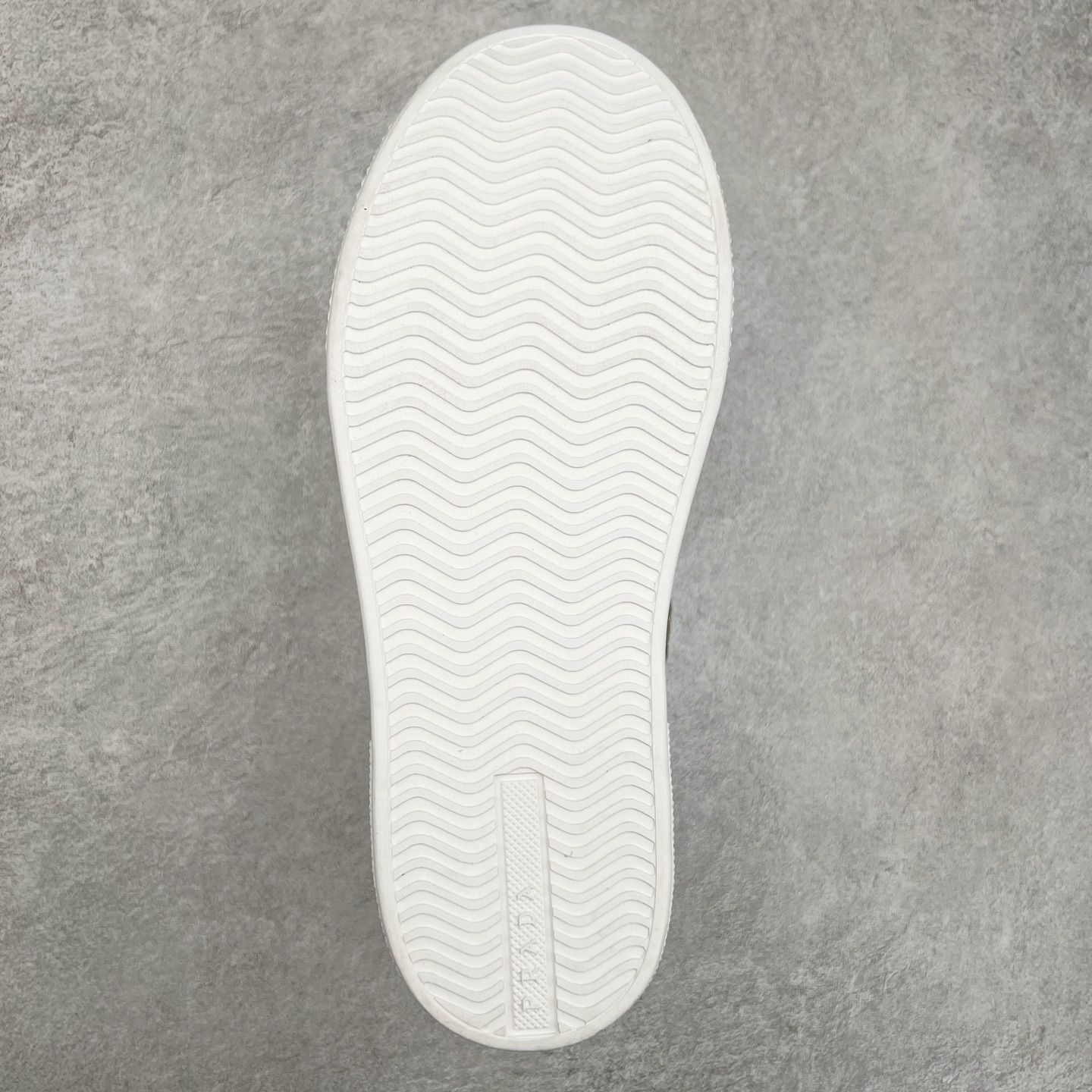 图片[9]-意大利高奢品牌·PRADA普拉达情侣款运动板鞋百搭休闲小白鞋系列 广东大厂品质 25ss春季新款 专柜同步 Prada Cloudbust Thunder运动鞋设计以雕塑感设计重新演绎PRADA独具时尚个性风格。大气个性更潮更抢眼更追求档次，它将颠覆旧念，与您共度时尚潮人必备! 面料采用原版进口小牛皮 牛皮内里垫脚 橡胶发泡大底 轻便防滑耐磨 脚感舒适 款式耐看做工精细 配以简洁利落的鞋楦 经典设计 步履间散发迷人韵味 展现独特风采。 尺码：35-44（皮鞋码）-选品中心