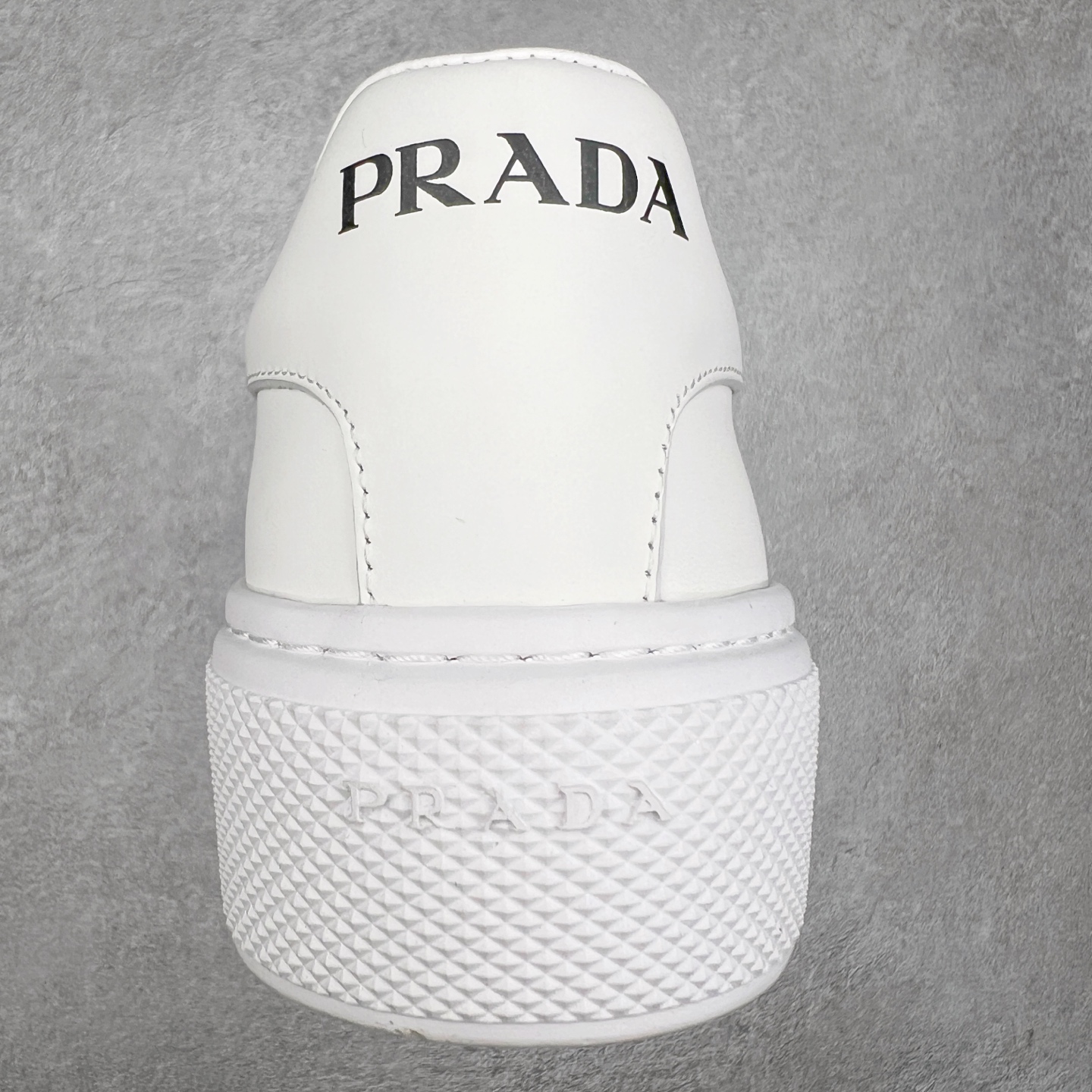 图片[8]-意大利高奢品牌·PRADA普拉达情侣款运动板鞋百搭休闲小白鞋系列 广东大厂品质 25ss春季新款 专柜同步 Prada Cloudbust Thunder运动鞋设计以雕塑感设计重新演绎PRADA独具时尚个性风格。大气个性更潮更抢眼更追求档次，它将颠覆旧念，与您共度时尚潮人必备! 面料采用原版进口小牛皮 牛皮内里垫脚 橡胶发泡大底 轻便防滑耐磨 脚感舒适 款式耐看做工精细 配以简洁利落的鞋楦 经典设计 步履间散发迷人韵味 展现独特风采。 尺码：35-44（皮鞋码）-选品中心