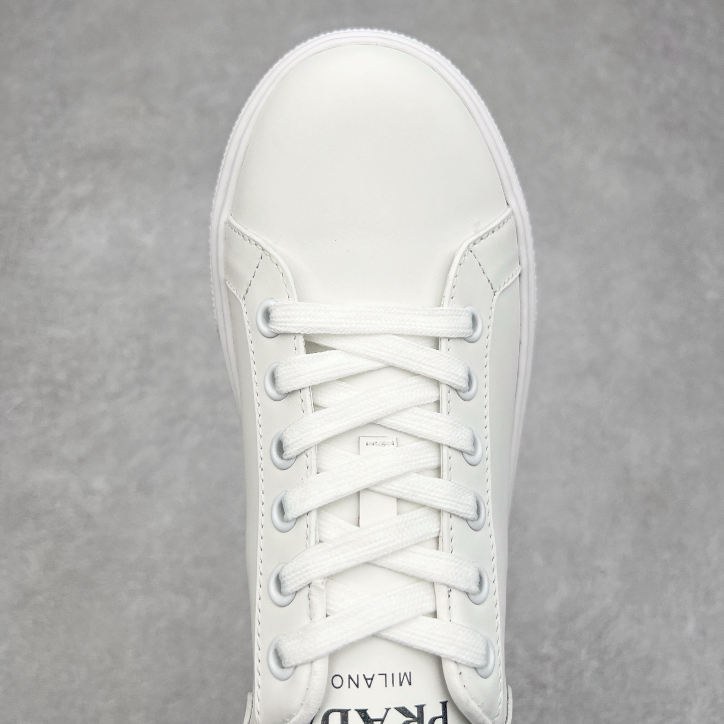 图片[4]-意大利高奢品牌·PRADA普拉达情侣款运动板鞋百搭休闲小白鞋系列 广东大厂品质 25ss春季新款 专柜同步 Prada Cloudbust Thunder运动鞋设计以雕塑感设计重新演绎PRADA独具时尚个性风格。大气个性更潮更抢眼更追求档次，它将颠覆旧念，与您共度时尚潮人必备! 面料采用原版进口小牛皮 牛皮内里垫脚 橡胶发泡大底 轻便防滑耐磨 脚感舒适 款式耐看做工精细 配以简洁利落的鞋楦 经典设计 步履间散发迷人韵味 展现独特风采。 尺码：35-44（皮鞋码）-选品中心