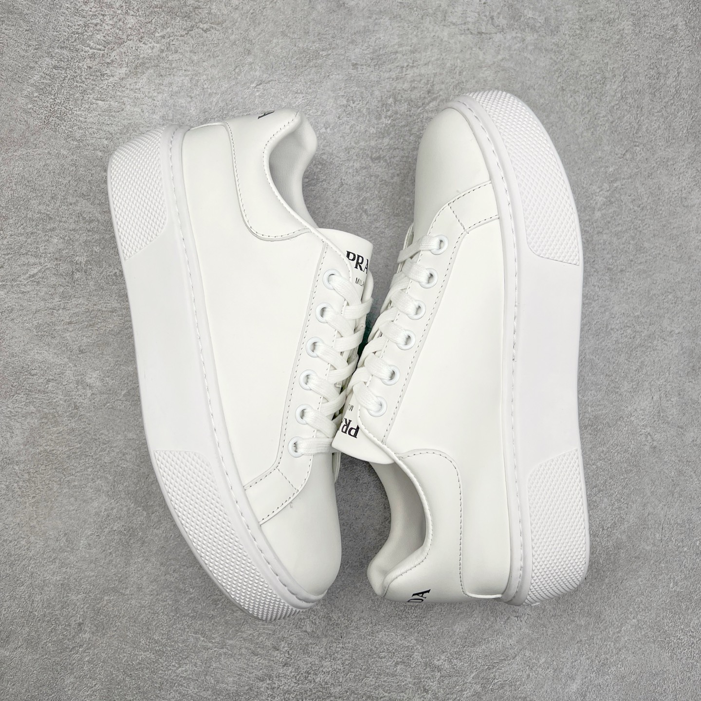图片[3]-意大利高奢品牌·PRADA普拉达情侣款运动板鞋百搭休闲小白鞋系列 广东大厂品质 25ss春季新款 专柜同步 Prada Cloudbust Thunder运动鞋设计以雕塑感设计重新演绎PRADA独具时尚个性风格。大气个性更潮更抢眼更追求档次，它将颠覆旧念，与您共度时尚潮人必备! 面料采用原版进口小牛皮 牛皮内里垫脚 橡胶发泡大底 轻便防滑耐磨 脚感舒适 款式耐看做工精细 配以简洁利落的鞋楦 经典设计 步履间散发迷人韵味 展现独特风采。 尺码：35-44（皮鞋码）-选品中心