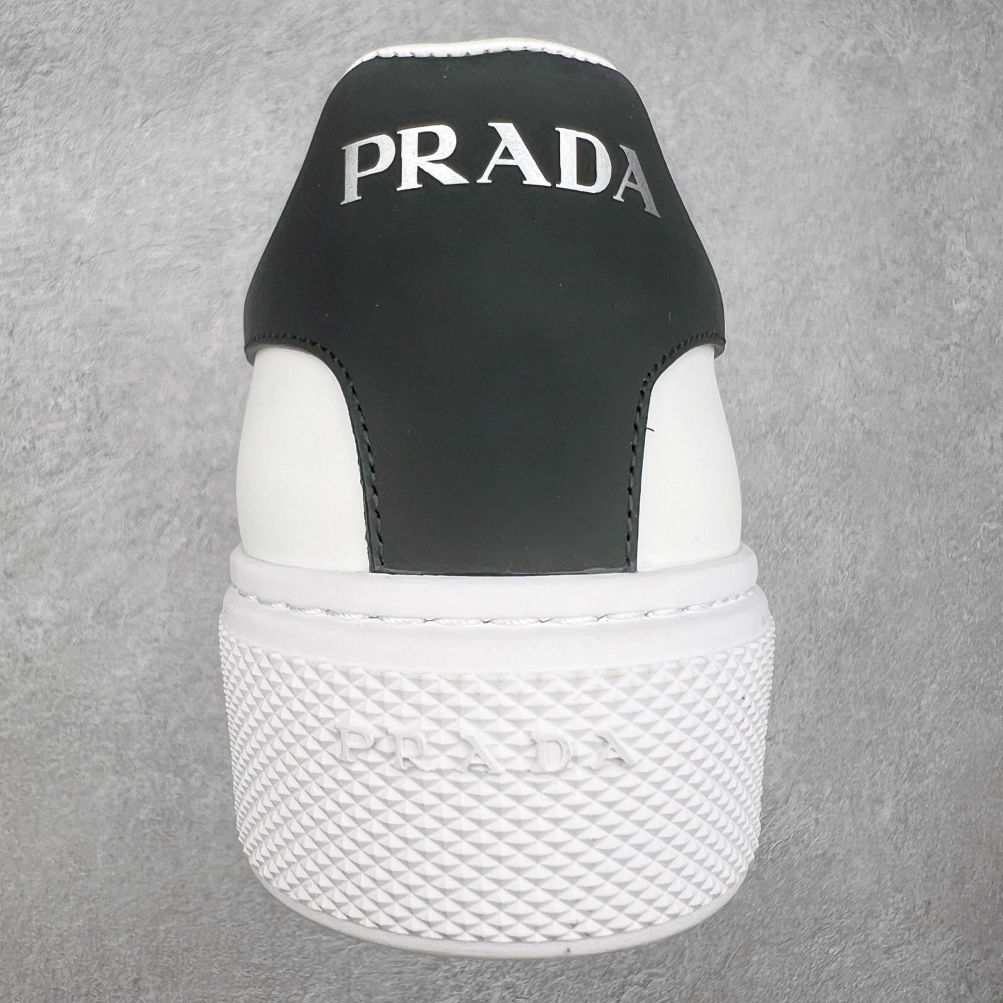 图片[8]-意大利高奢品牌·PRADA普拉达情侣款运动板鞋百搭休闲小白鞋系列 广东大厂品质 25ss春季新款 专柜同步 Prada Cloudbust Thunder运动鞋设计以雕塑感设计重新演绎PRADA独具时尚个性风格。大气个性更潮更抢眼更追求档次，它将颠覆旧念，与您共度时尚潮人必备! 面料采用原版进口小牛皮 牛皮内里垫脚 橡胶发泡大底 轻便防滑耐磨 脚感舒适 款式耐看做工精细 配以简洁利落的鞋楦 经典设计 步履间散发迷人韵味 展现独特风采。 尺码：35-44（皮鞋码）-选品中心