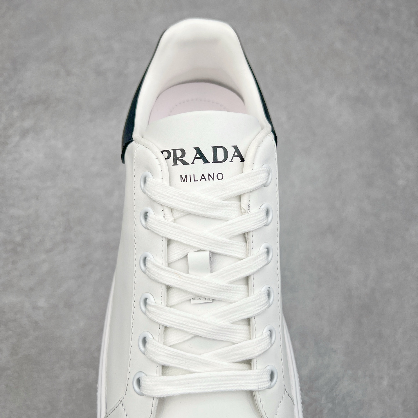 图片[5]-意大利高奢品牌·PRADA普拉达情侣款运动板鞋百搭休闲小白鞋系列 广东大厂品质 25ss春季新款 专柜同步 Prada Cloudbust Thunder运动鞋设计以雕塑感设计重新演绎PRADA独具时尚个性风格。大气个性更潮更抢眼更追求档次，它将颠覆旧念，与您共度时尚潮人必备! 面料采用原版进口小牛皮 牛皮内里垫脚 橡胶发泡大底 轻便防滑耐磨 脚感舒适 款式耐看做工精细 配以简洁利落的鞋楦 经典设计 步履间散发迷人韵味 展现独特风采。 尺码：35-44（皮鞋码）-选品中心