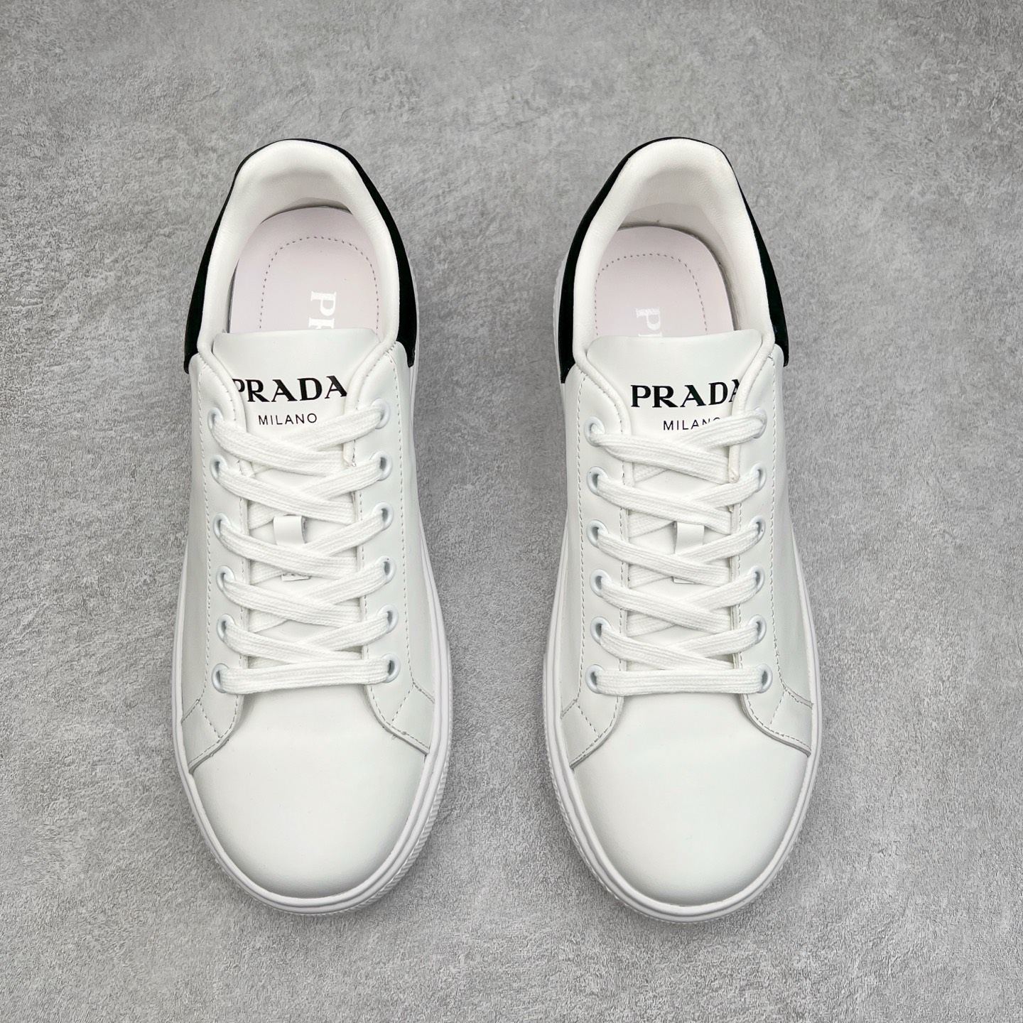 图片[2]-意大利高奢品牌·PRADA普拉达情侣款运动板鞋百搭休闲小白鞋系列 广东大厂品质 25ss春季新款 专柜同步 Prada Cloudbust Thunder运动鞋设计以雕塑感设计重新演绎PRADA独具时尚个性风格。大气个性更潮更抢眼更追求档次，它将颠覆旧念，与您共度时尚潮人必备! 面料采用原版进口小牛皮 牛皮内里垫脚 橡胶发泡大底 轻便防滑耐磨 脚感舒适 款式耐看做工精细 配以简洁利落的鞋楦 经典设计 步履间散发迷人韵味 展现独特风采。 尺码：35-44（皮鞋码）-选品中心