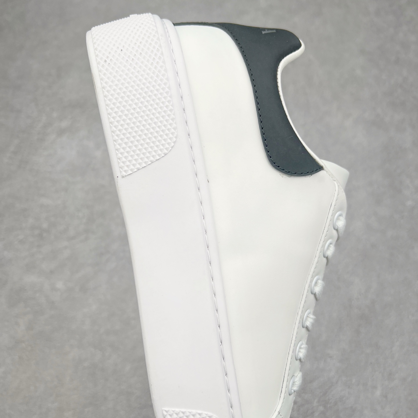 图片[6]-意大利高奢品牌·PRADA普拉达情侣款运动板鞋百搭休闲小白鞋系列 广东大厂品质 25ss春季新款 专柜同步 Prada Cloudbust Thunder运动鞋设计以雕塑感设计重新演绎PRADA独具时尚个性风格。大气个性更潮更抢眼更追求档次，它将颠覆旧念，与您共度时尚潮人必备! 面料采用原版进口小牛皮 牛皮内里垫脚 橡胶发泡大底 轻便防滑耐磨 脚感舒适 款式耐看做工精细 配以简洁利落的鞋楦 经典设计 步履间散发迷人韵味 展现独特风采。 尺码：35-44（皮鞋码）-选品中心