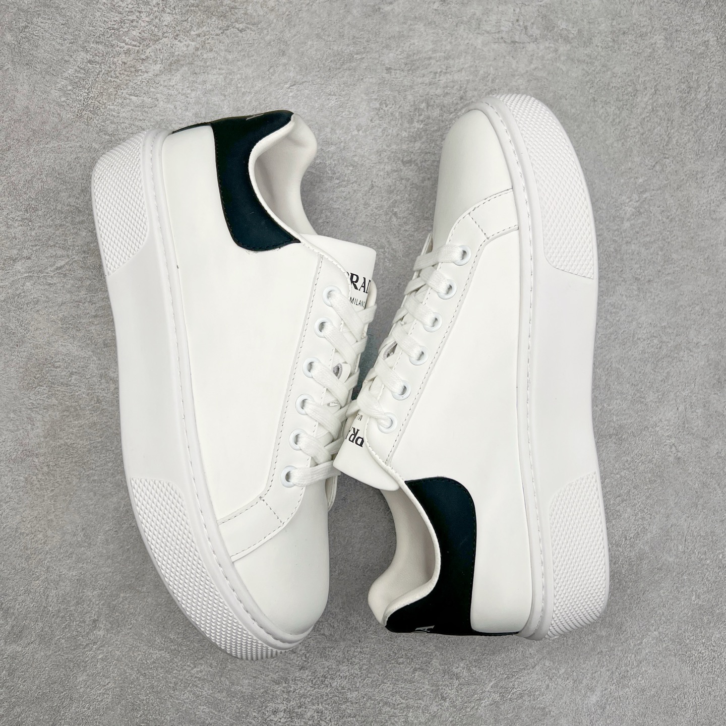 图片[3]-意大利高奢品牌·PRADA普拉达情侣款运动板鞋百搭休闲小白鞋系列 广东大厂品质 25ss春季新款 专柜同步 Prada Cloudbust Thunder运动鞋设计以雕塑感设计重新演绎PRADA独具时尚个性风格。大气个性更潮更抢眼更追求档次，它将颠覆旧念，与您共度时尚潮人必备! 面料采用原版进口小牛皮 牛皮内里垫脚 橡胶发泡大底 轻便防滑耐磨 脚感舒适 款式耐看做工精细 配以简洁利落的鞋楦 经典设计 步履间散发迷人韵味 展现独特风采。 尺码：35-44（皮鞋码）-选品中心