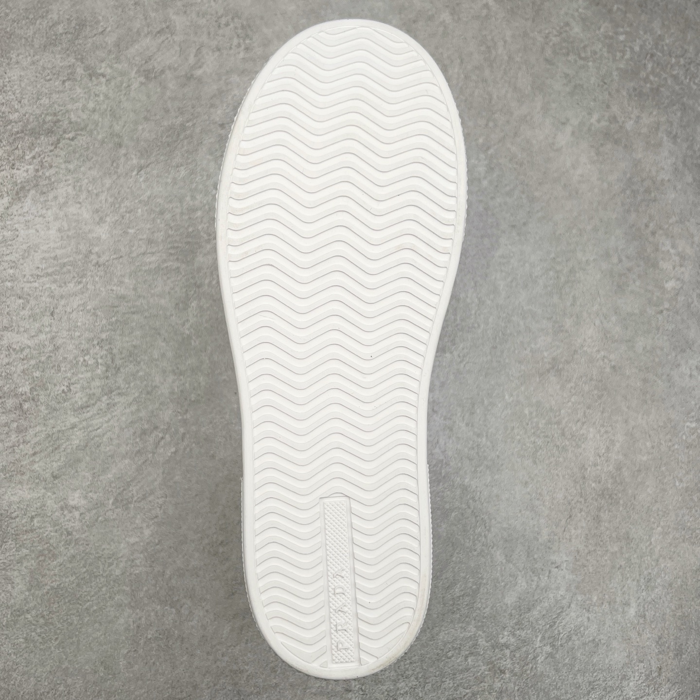 图片[9]-意大利高奢品牌·PRADA普拉达情侣款运动板鞋百搭休闲小白鞋系列 广东大厂品质 25ss春季新款 专柜同步 Prada Cloudbust Thunder运动鞋设计以雕塑感设计重新演绎PRADA独具时尚个性风格。大气个性更潮更抢眼更追求档次，它将颠覆旧念，与您共度时尚潮人必备! 面料采用原版进口小牛皮 牛皮内里垫脚 橡胶发泡大底 轻便防滑耐磨 脚感舒适 款式耐看做工精细 配以简洁利落的鞋楦 经典设计 步履间散发迷人韵味 展现独特风采。 尺码：35-44（皮鞋码）-选品中心