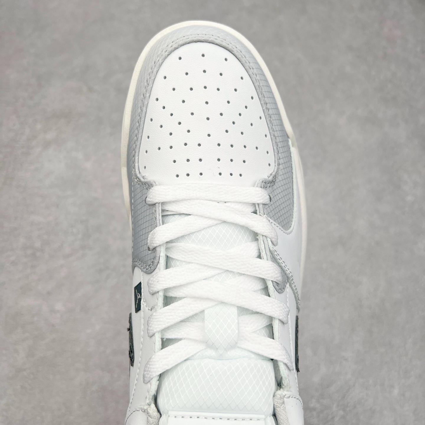 图片[4]-＃纯原 Air Jordan Stadium AJ90 潮流运动板鞋 HV4092-100 充满了对TinkerHathield 原创设计的致敬 包括中足网状面板、前足外侧的鲨鱼齿轮廓、加垫鞋领和 NK Air 鞋跟品牌 鞋子本身采用网眼、皮革和绒面革材料混合制成 散发出现代美感 并配备了该品牌全新的 Formula 23 足底缓震技术 AirJordan Stadium 90 鞋舌标签在鞋舌内侧印有“Flight”字样 完善了设计 尺码：36 36.5 37.5 38 38.5 39 40 40.5 41 42 42.5 43 44 44.5 45 46-选品中心