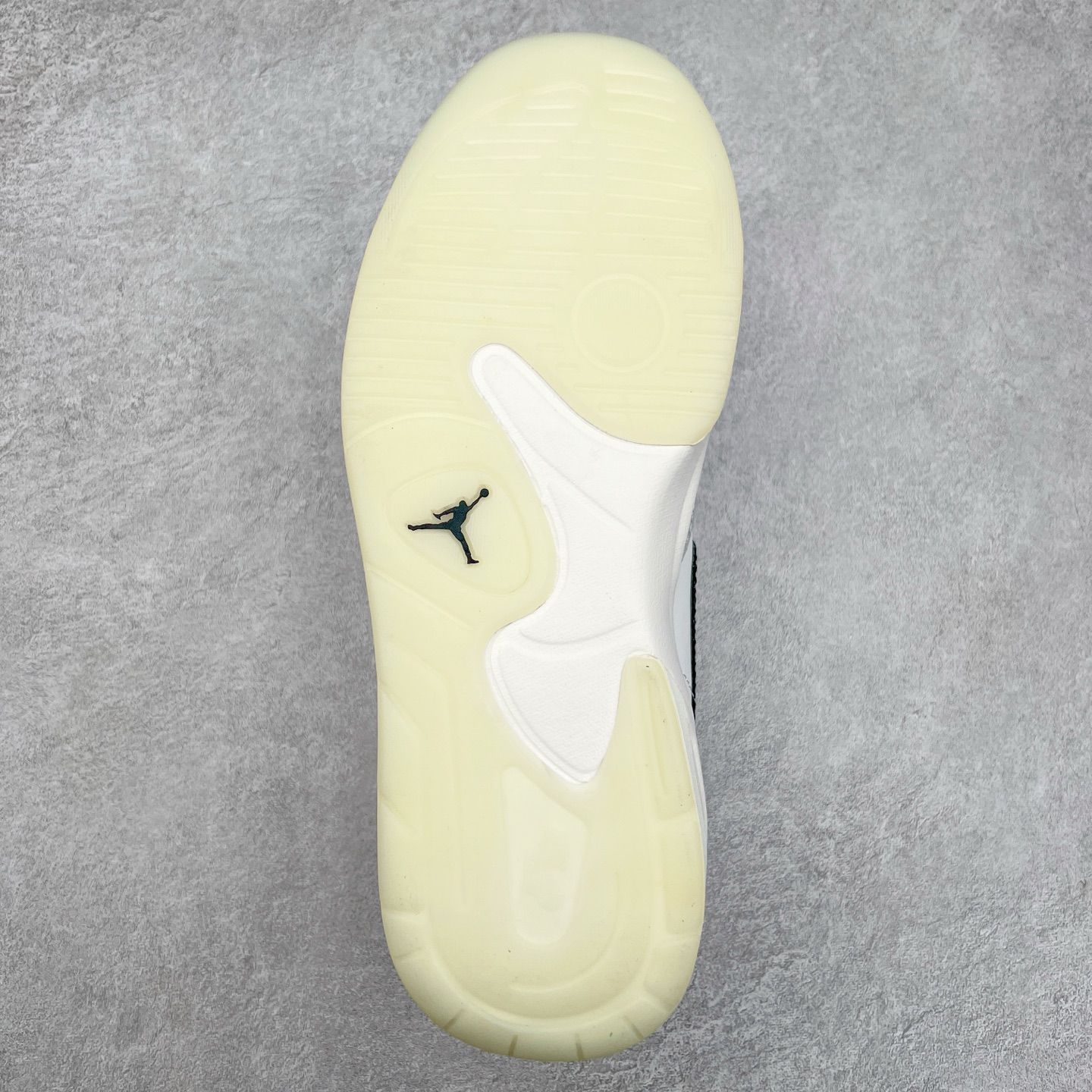 图片[9]-＃纯原 Air Jordan Stadium AJ90 潮流运动板鞋 HV4092-100 充满了对TinkerHathield 原创设计的致敬 包括中足网状面板、前足外侧的鲨鱼齿轮廓、加垫鞋领和 NK Air 鞋跟品牌 鞋子本身采用网眼、皮革和绒面革材料混合制成 散发出现代美感 并配备了该品牌全新的 Formula 23 足底缓震技术 AirJordan Stadium 90 鞋舌标签在鞋舌内侧印有“Flight”字样 完善了设计 尺码：36 36.5 37.5 38 38.5 39 40 40.5 41 42 42.5 43 44 44.5 45 46-选品中心