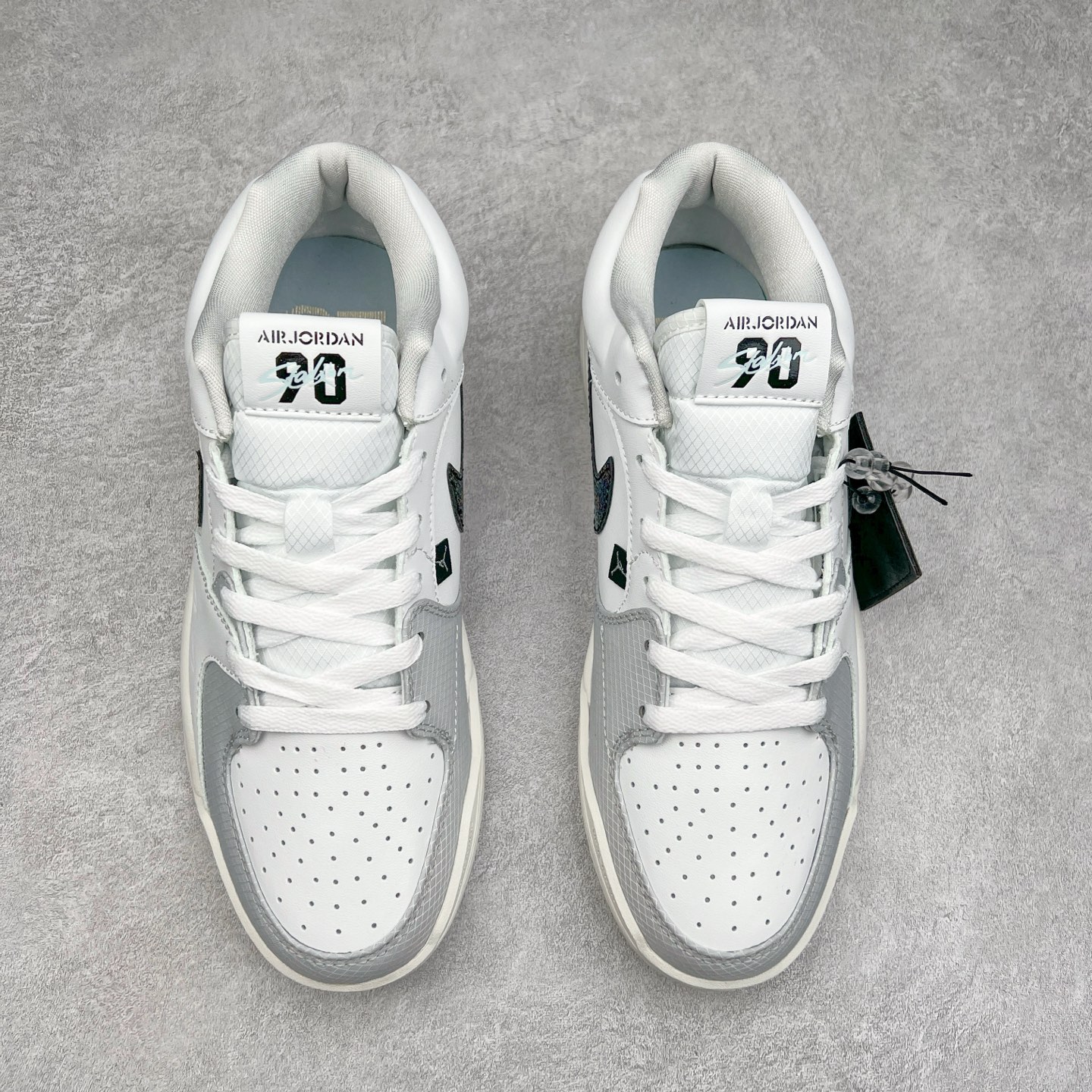 图片[2]-＃纯原 Air Jordan Stadium AJ90 潮流运动板鞋 HV4092-100 充满了对TinkerHathield 原创设计的致敬 包括中足网状面板、前足外侧的鲨鱼齿轮廓、加垫鞋领和 NK Air 鞋跟品牌 鞋子本身采用网眼、皮革和绒面革材料混合制成 散发出现代美感 并配备了该品牌全新的 Formula 23 足底缓震技术 AirJordan Stadium 90 鞋舌标签在鞋舌内侧印有“Flight”字样 完善了设计 尺码：36 36.5 37.5 38 38.5 39 40 40.5 41 42 42.5 43 44 44.5 45 46-选品中心