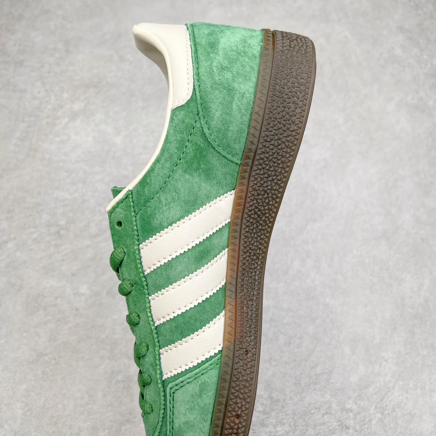 图片[7]-AD Originals Handball SPZL 手球运动员系列百搭休闲运动板鞋 IG6192 这款来自阿迪达斯的这款HANDBALL SPZL前身是一双手球运动鞋，这一次拿来复刻，所以鞋面的主要色彩选用了黑色， 鞋面外侧除了Spezial字母之外还有三叶草标志。Handball SPZL作为复古手球训练鞋与作为室内足球鞋的Samba有着异曲同工之处，但是质感更为出众的鞋身以及丰富的配色选择比起Samba来讲可以说是更胜一筹了！尺码：36 36⅔ 37⅓ 38 38⅔ 39⅓ 40 40⅔ 41⅓ 42 42⅔ 43⅓ 44 45-选品中心