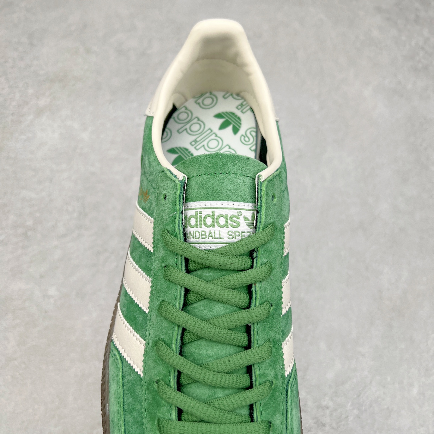 图片[5]-AD Originals Handball SPZL 手球运动员系列百搭休闲运动板鞋 IG6192 这款来自阿迪达斯的这款HANDBALL SPZL前身是一双手球运动鞋，这一次拿来复刻，所以鞋面的主要色彩选用了黑色， 鞋面外侧除了Spezial字母之外还有三叶草标志。Handball SPZL作为复古手球训练鞋与作为室内足球鞋的Samba有着异曲同工之处，但是质感更为出众的鞋身以及丰富的配色选择比起Samba来讲可以说是更胜一筹了！尺码：36 36⅔ 37⅓ 38 38⅔ 39⅓ 40 40⅔ 41⅓ 42 42⅔ 43⅓ 44 45-选品中心