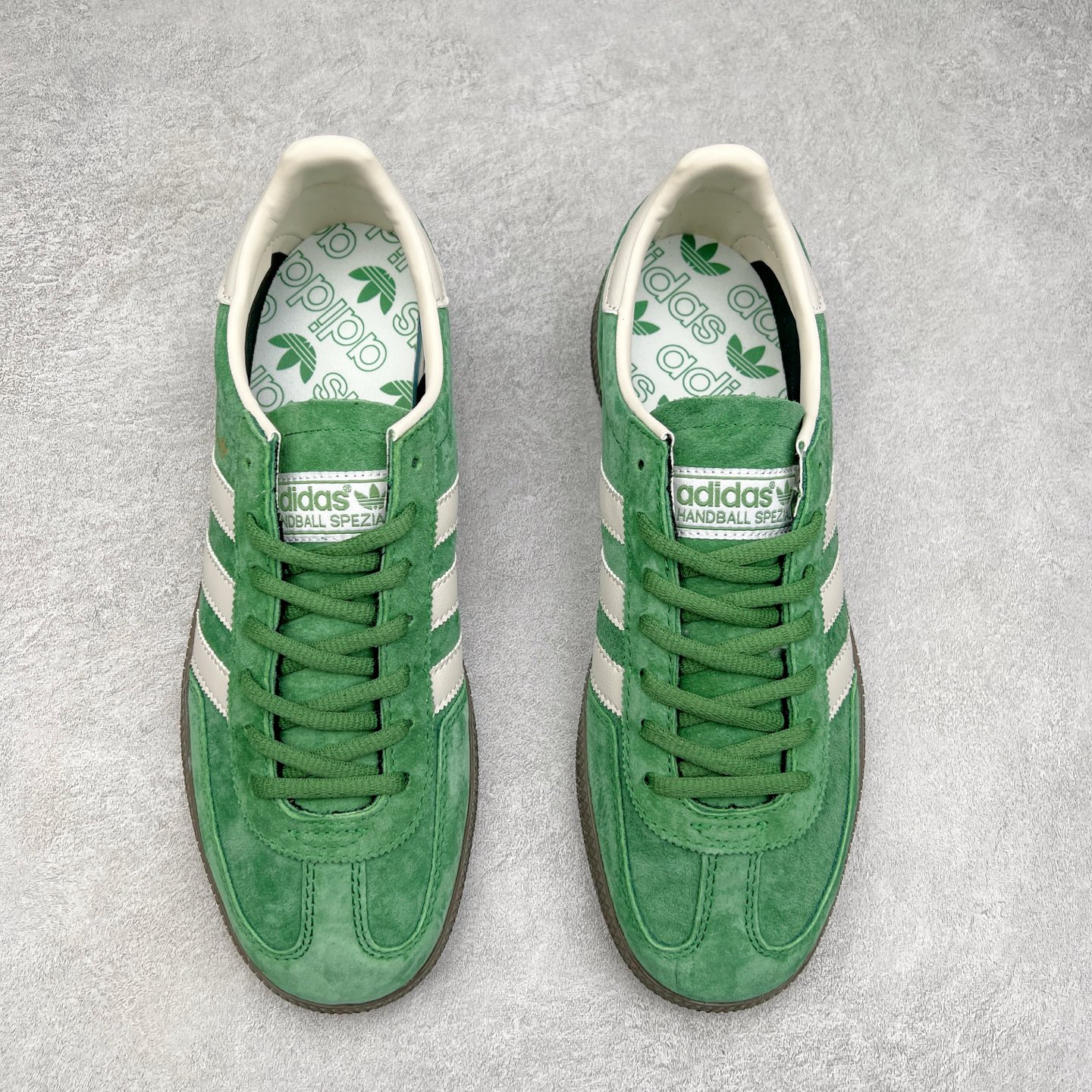 图片[2]-AD Originals Handball SPZL 手球运动员系列百搭休闲运动板鞋 IG6192 这款来自阿迪达斯的这款HANDBALL SPZL前身是一双手球运动鞋，这一次拿来复刻，所以鞋面的主要色彩选用了黑色， 鞋面外侧除了Spezial字母之外还有三叶草标志。Handball SPZL作为复古手球训练鞋与作为室内足球鞋的Samba有着异曲同工之处，但是质感更为出众的鞋身以及丰富的配色选择比起Samba来讲可以说是更胜一筹了！尺码：36 36⅔ 37⅓ 38 38⅔ 39⅓ 40 40⅔ 41⅓ 42 42⅔ 43⅓ 44 45-选品中心