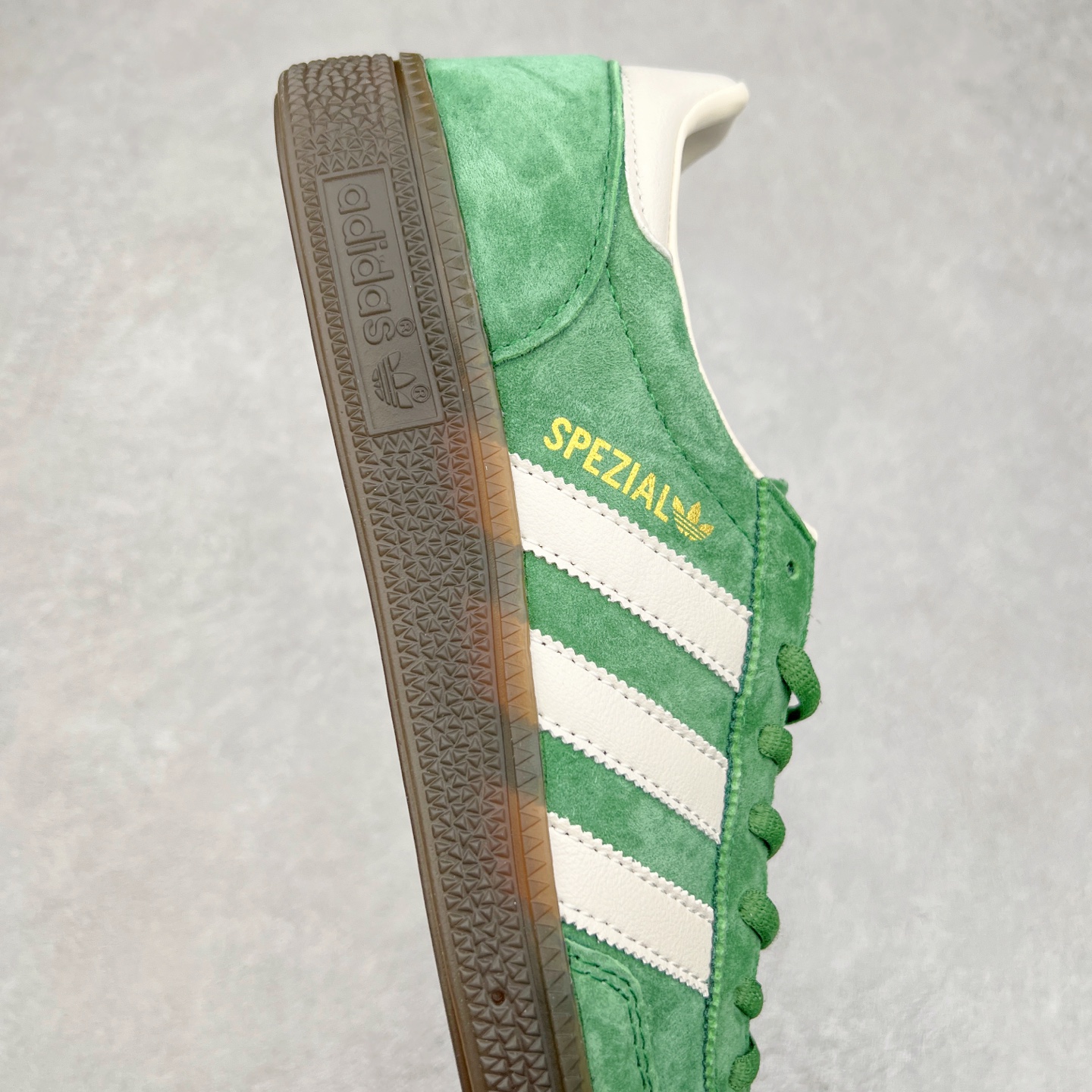 图片[6]-AD Originals Handball SPZL 手球运动员系列百搭休闲运动板鞋 IG6192 这款来自阿迪达斯的这款HANDBALL SPZL前身是一双手球运动鞋，这一次拿来复刻，所以鞋面的主要色彩选用了黑色， 鞋面外侧除了Spezial字母之外还有三叶草标志。Handball SPZL作为复古手球训练鞋与作为室内足球鞋的Samba有着异曲同工之处，但是质感更为出众的鞋身以及丰富的配色选择比起Samba来讲可以说是更胜一筹了！尺码：36 36⅔ 37⅓ 38 38⅔ 39⅓ 40 40⅔ 41⅓ 42 42⅔ 43⅓ 44 45-选品中心