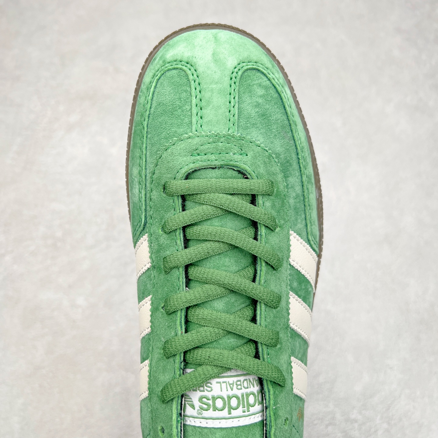 图片[4]-AD Originals Handball SPZL 手球运动员系列百搭休闲运动板鞋 IG6192 这款来自阿迪达斯的这款HANDBALL SPZL前身是一双手球运动鞋，这一次拿来复刻，所以鞋面的主要色彩选用了黑色， 鞋面外侧除了Spezial字母之外还有三叶草标志。Handball SPZL作为复古手球训练鞋与作为室内足球鞋的Samba有着异曲同工之处，但是质感更为出众的鞋身以及丰富的配色选择比起Samba来讲可以说是更胜一筹了！尺码：36 36⅔ 37⅓ 38 38⅔ 39⅓ 40 40⅔ 41⅓ 42 42⅔ 43⅓ 44 45-选品中心