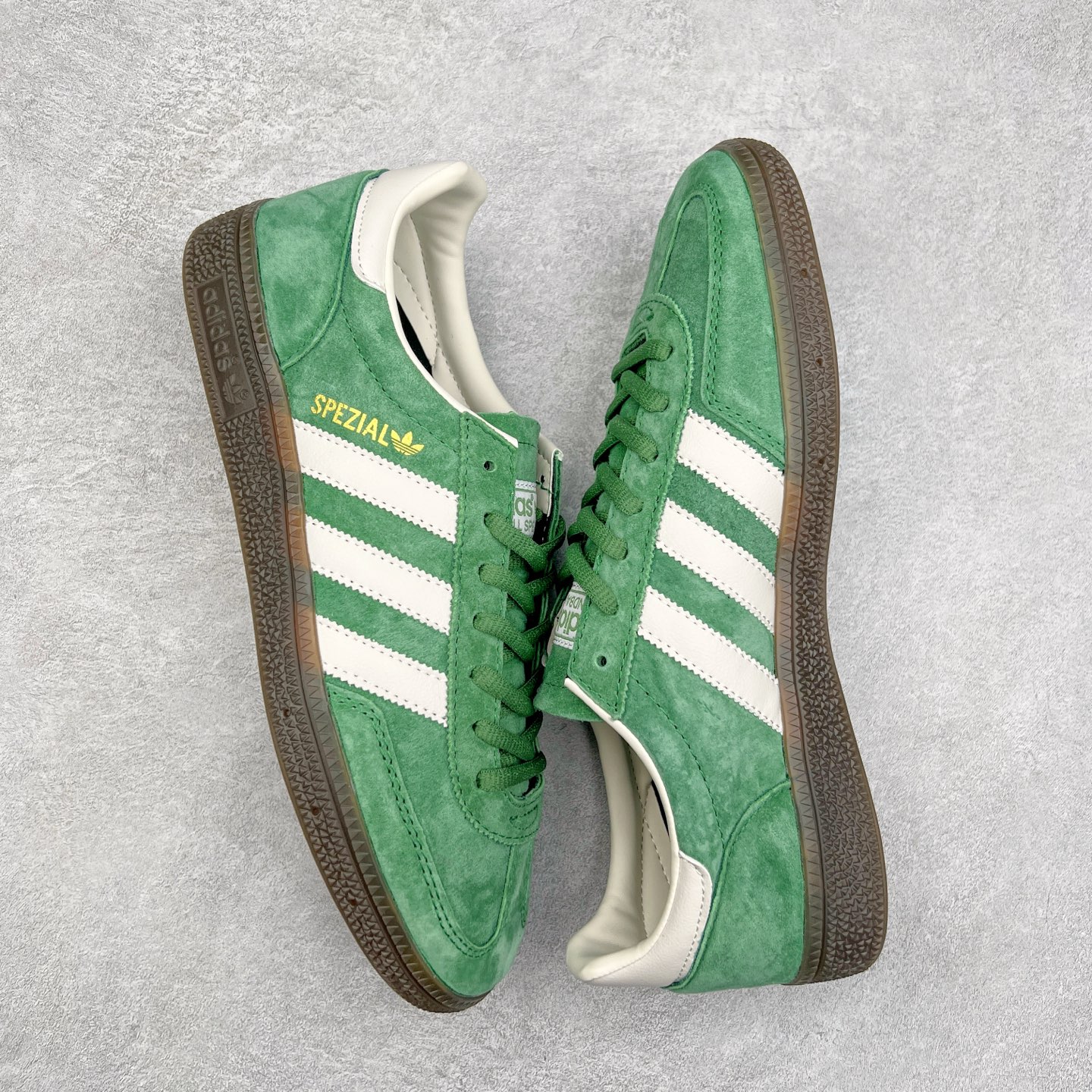 图片[3]-AD Originals Handball SPZL 手球运动员系列百搭休闲运动板鞋 IG6192 这款来自阿迪达斯的这款HANDBALL SPZL前身是一双手球运动鞋，这一次拿来复刻，所以鞋面的主要色彩选用了黑色， 鞋面外侧除了Spezial字母之外还有三叶草标志。Handball SPZL作为复古手球训练鞋与作为室内足球鞋的Samba有着异曲同工之处，但是质感更为出众的鞋身以及丰富的配色选择比起Samba来讲可以说是更胜一筹了！尺码：36 36⅔ 37⅓ 38 38⅔ 39⅓ 40 40⅔ 41⅓ 42 42⅔ 43⅓ 44 45-选品中心