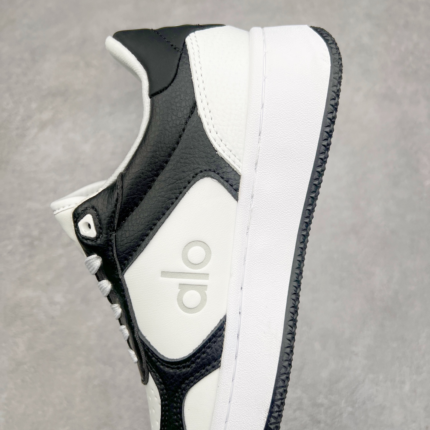 图片[7]-Alo yoga 易梦玲 Jisoo智秀 等多位明星同款上脚 主打各大平台外贸主推大厂采购原材料多处细节一步到位 生产细节 没得说 一款随意搭配的都好看的鞋子aIo采用增高4cm 主打熊猫色 春夏秋冬四季款 舒适简约板鞋 TPU防滑耐磨鞋底 #alo #alo女孩 #AIo #健身穿搭 #鞋子推荐 #板鞋 尺码：35 36 37 38 39 40-选品中心