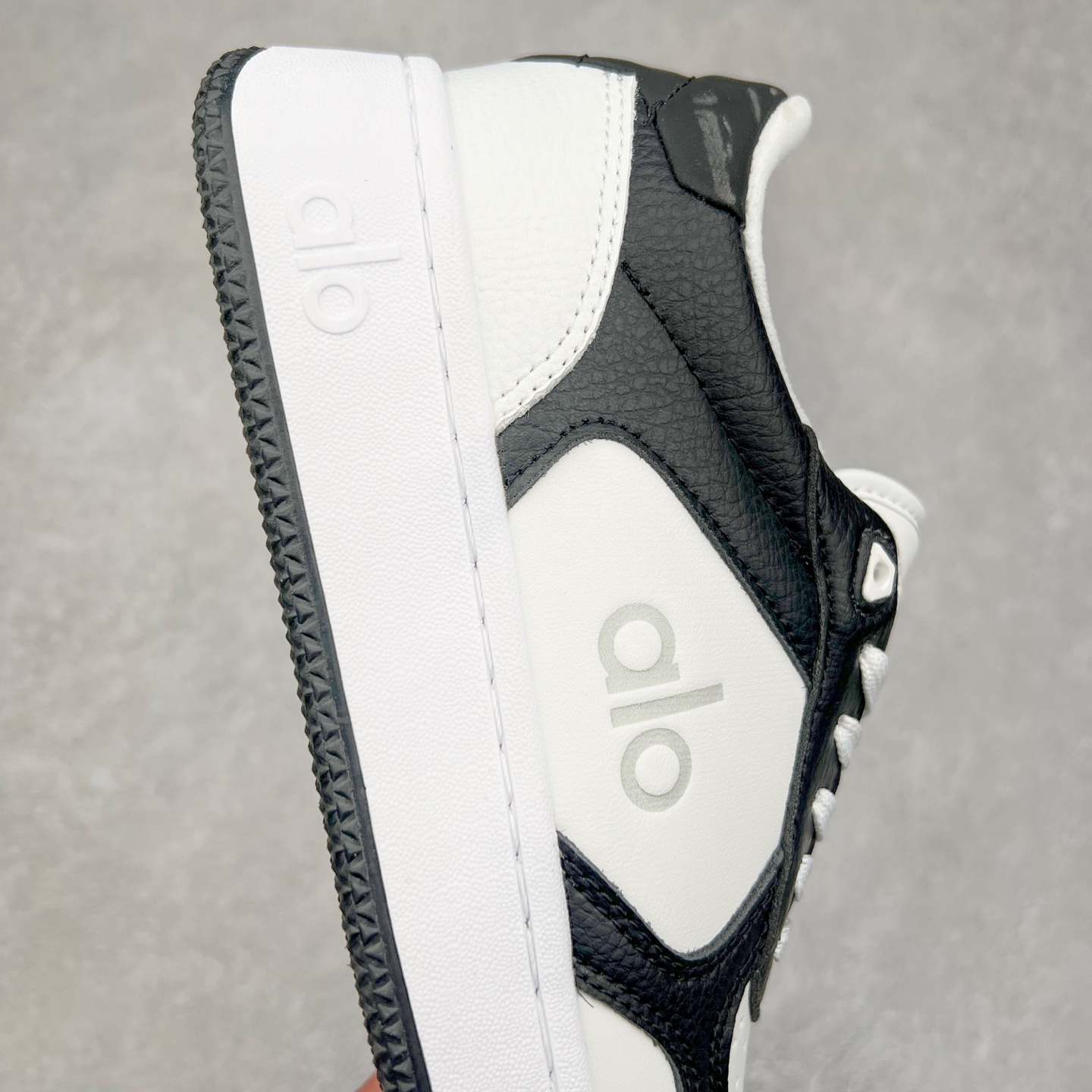 图片[6]-Alo yoga 易梦玲 Jisoo智秀 等多位明星同款上脚 主打各大平台外贸主推大厂采购原材料多处细节一步到位 生产细节 没得说 一款随意搭配的都好看的鞋子aIo采用增高4cm 主打熊猫色 春夏秋冬四季款 舒适简约板鞋 TPU防滑耐磨鞋底 #alo #alo女孩 #AIo #健身穿搭 #鞋子推荐 #板鞋 尺码：35 36 37 38 39 40-选品中心