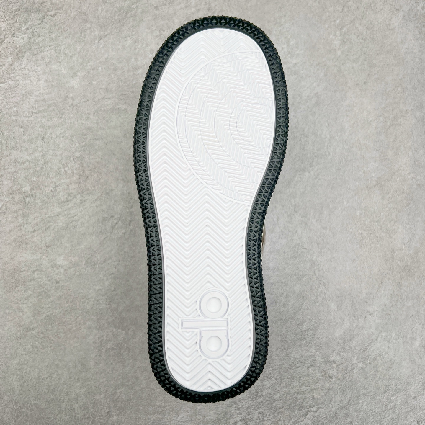 图片[9]-Alo yoga 易梦玲 Jisoo智秀 等多位明星同款上脚 主打各大平台外贸主推大厂采购原材料多处细节一步到位 生产细节 没得说 一款随意搭配的都好看的鞋子aIo采用增高4cm 主打熊猫色 春夏秋冬四季款 舒适简约板鞋 TPU防滑耐磨鞋底 #alo #alo女孩 #AIo #健身穿搭 #鞋子推荐 #板鞋 尺码：35 36 37 38 39 40-选品中心