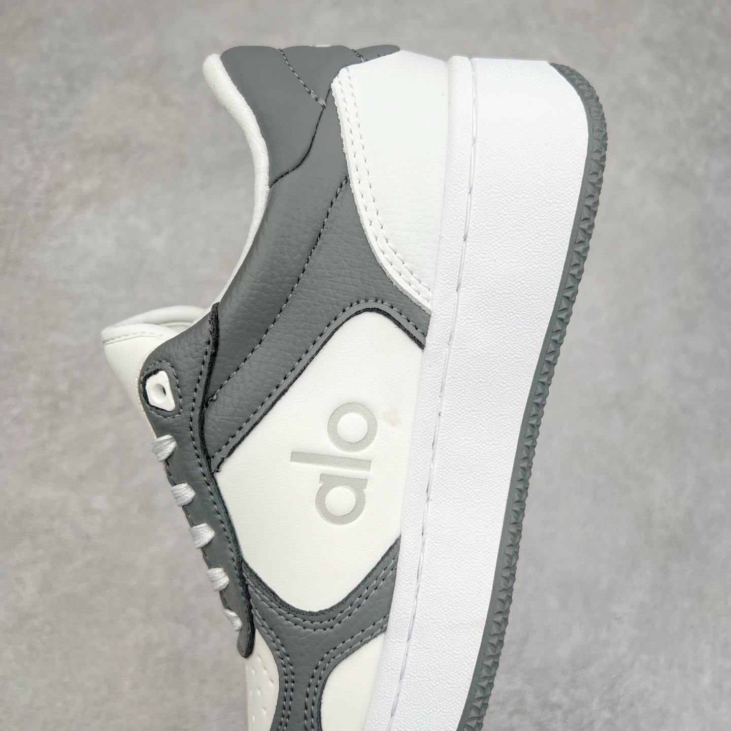 图片[7]-Alo yoga 易梦玲 Jisoo智秀 等多位明星同款上脚 主打各大平台外贸主推大厂采购原材料多处细节一步到位 生产细节 没得说 一款随意搭配的都好看的鞋子aIo采用增高4cm 主打熊猫色 春夏秋冬四季款 舒适简约板鞋 TPU防滑耐磨鞋底 #alo #alo女孩 #AIo #健身穿搭 #鞋子推荐 #板鞋 尺码：35 36 37 38 39 40-选品中心