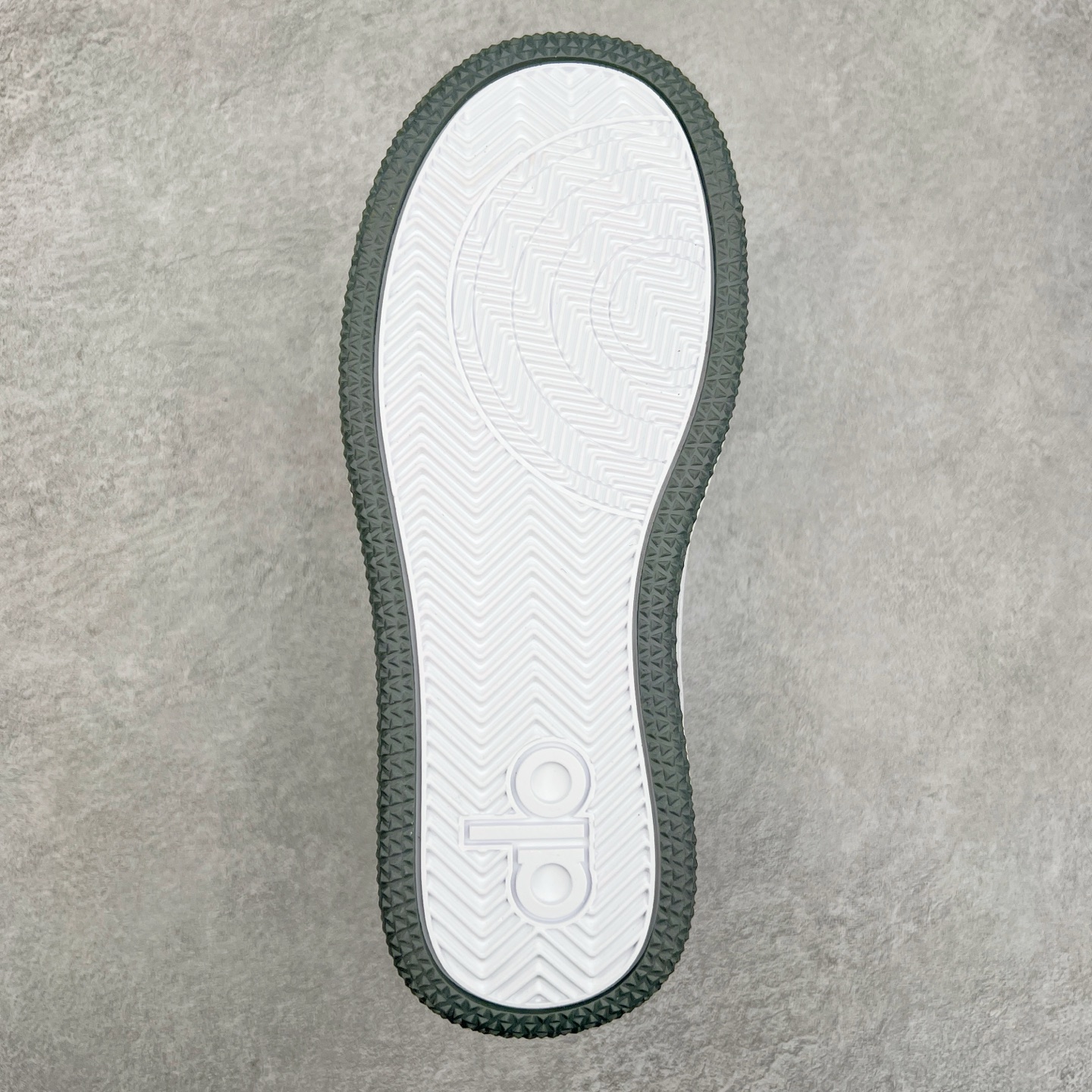 图片[9]-Alo yoga 易梦玲 Jisoo智秀 等多位明星同款上脚 主打各大平台外贸主推大厂采购原材料多处细节一步到位 生产细节 没得说 一款随意搭配的都好看的鞋子aIo采用增高4cm 主打熊猫色 春夏秋冬四季款 舒适简约板鞋 TPU防滑耐磨鞋底 #alo #alo女孩 #AIo #健身穿搭 #鞋子推荐 #板鞋 尺码：35 36 37 38 39 40-选品中心