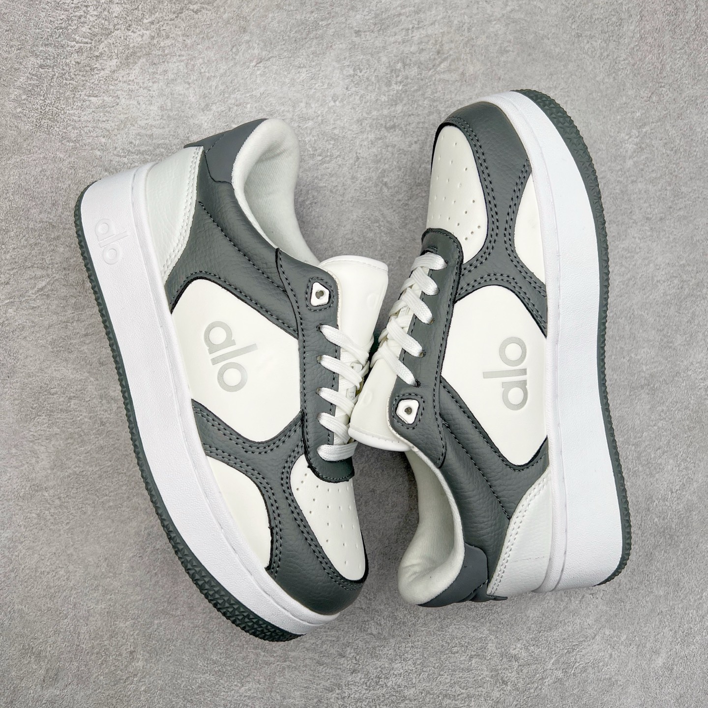 图片[3]-Alo yoga 易梦玲 Jisoo智秀 等多位明星同款上脚 主打各大平台外贸主推大厂采购原材料多处细节一步到位 生产细节 没得说 一款随意搭配的都好看的鞋子aIo采用增高4cm 主打熊猫色 春夏秋冬四季款 舒适简约板鞋 TPU防滑耐磨鞋底 #alo #alo女孩 #AIo #健身穿搭 #鞋子推荐 #板鞋 尺码：35 36 37 38 39 40-选品中心