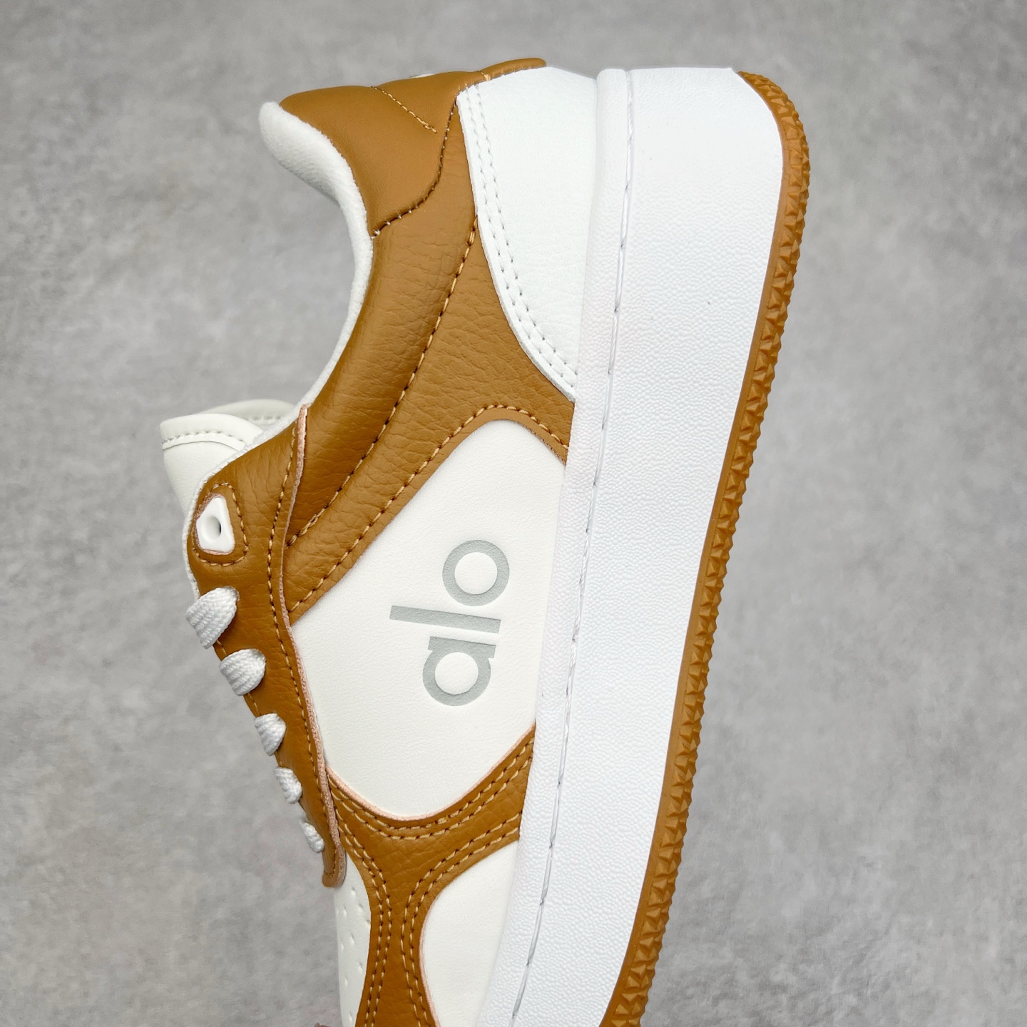 图片[7]-Alo yoga 易梦玲 Jisoo智秀 等多位明星同款上脚 主打各大平台外贸主推大厂采购原材料多处细节一步到位 生产细节 没得说 一款随意搭配的都好看的鞋子aIo采用增高4cm 主打熊猫色 春夏秋冬四季款 舒适简约板鞋 TPU防滑耐磨鞋底 #alo #alo女孩 #AIo #健身穿搭 #鞋子推荐 #板鞋 尺码：35 36 37 38 39 40-选品中心