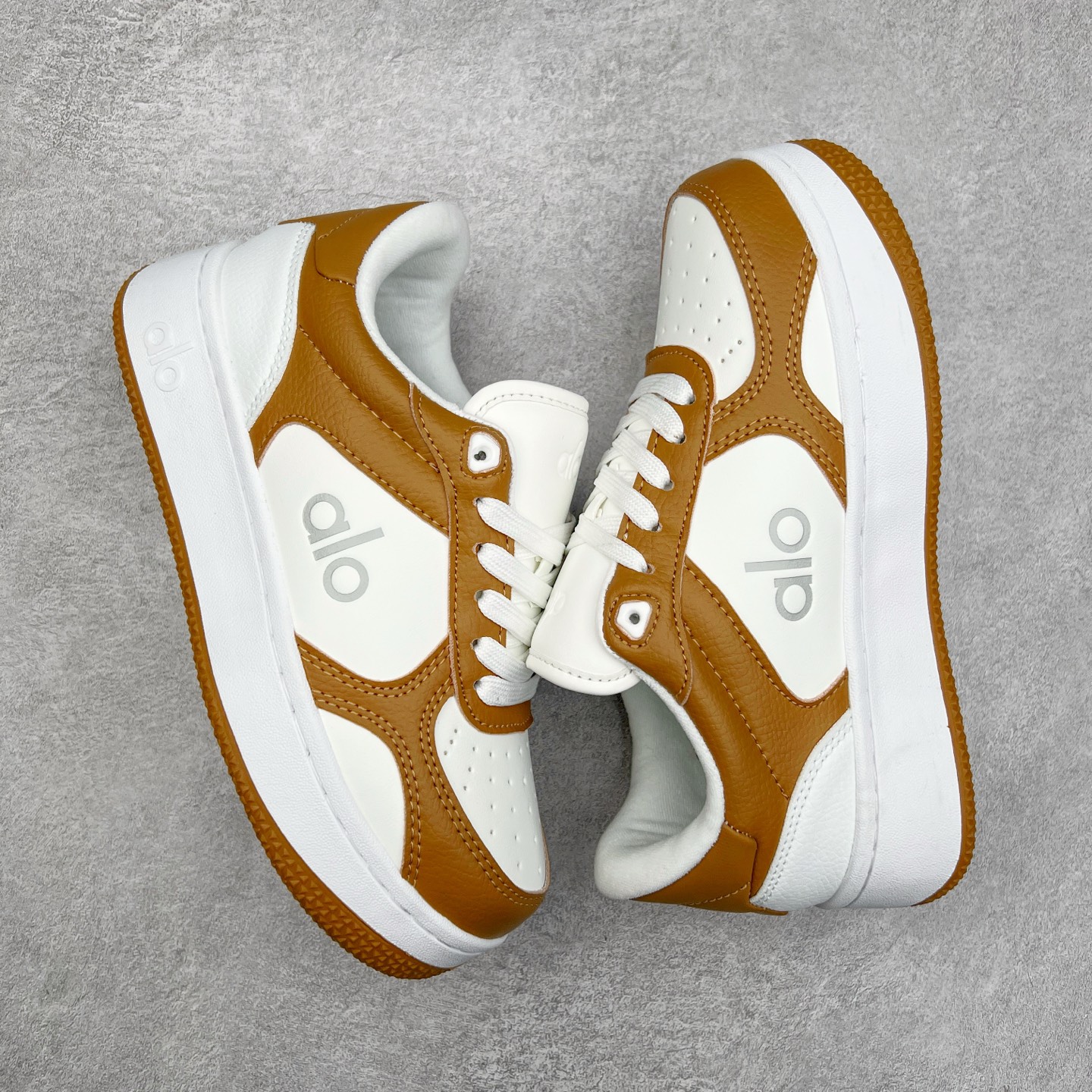 图片[3]-Alo yoga 易梦玲 Jisoo智秀 等多位明星同款上脚 主打各大平台外贸主推大厂采购原材料多处细节一步到位 生产细节 没得说 一款随意搭配的都好看的鞋子aIo采用增高4cm 主打熊猫色 春夏秋冬四季款 舒适简约板鞋 TPU防滑耐磨鞋底 #alo #alo女孩 #AIo #健身穿搭 #鞋子推荐 #板鞋 尺码：35 36 37 38 39 40-选品中心