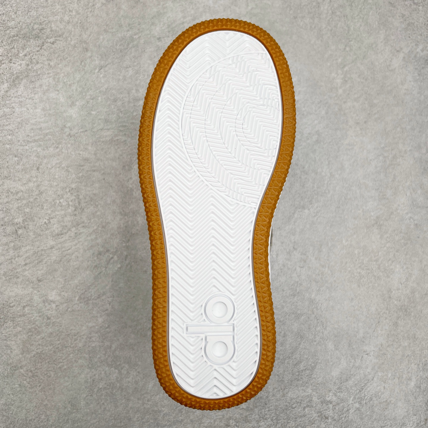 图片[9]-Alo yoga 易梦玲 Jisoo智秀 等多位明星同款上脚 主打各大平台外贸主推大厂采购原材料多处细节一步到位 生产细节 没得说 一款随意搭配的都好看的鞋子aIo采用增高4cm 主打熊猫色 春夏秋冬四季款 舒适简约板鞋 TPU防滑耐磨鞋底 #alo #alo女孩 #AIo #健身穿搭 #鞋子推荐 #板鞋 尺码：35 36 37 38 39 40-选品中心