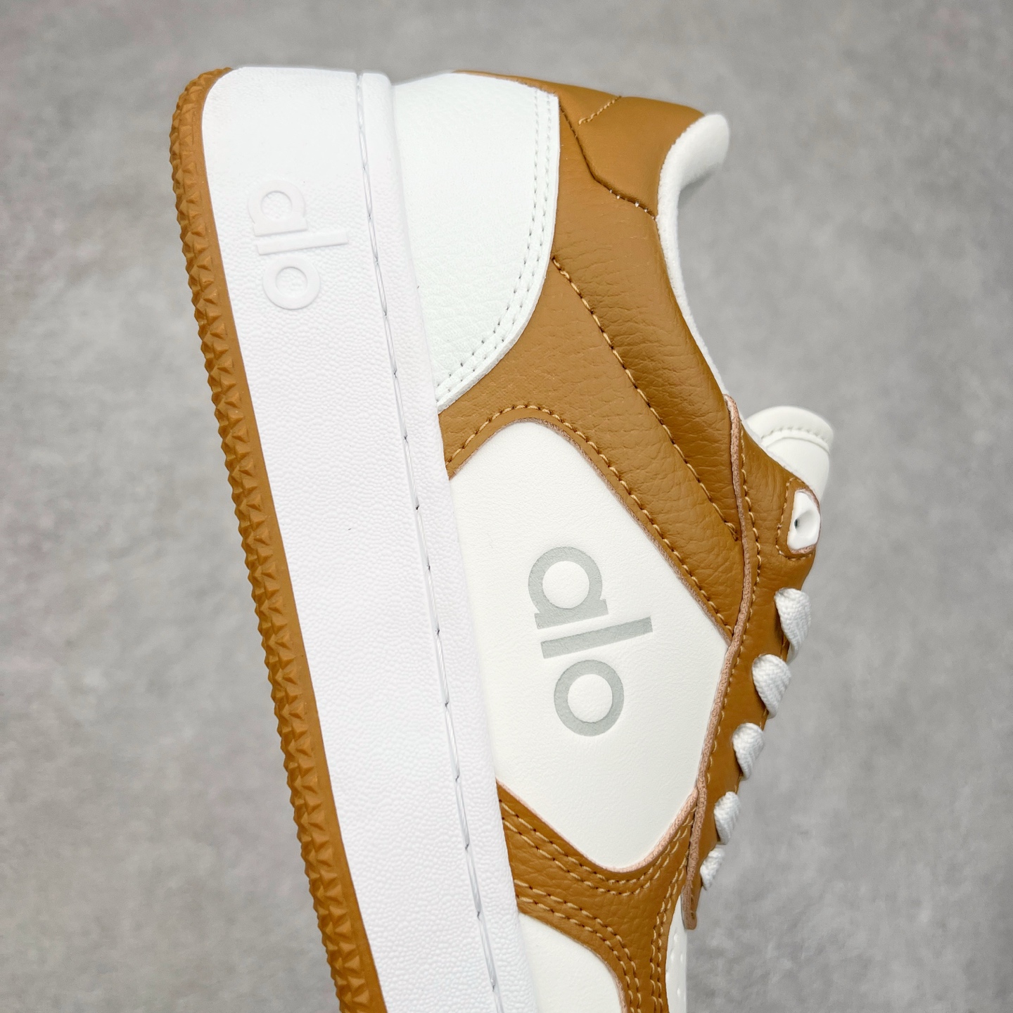 图片[6]-Alo yoga 易梦玲 Jisoo智秀 等多位明星同款上脚 主打各大平台外贸主推大厂采购原材料多处细节一步到位 生产细节 没得说 一款随意搭配的都好看的鞋子aIo采用增高4cm 主打熊猫色 春夏秋冬四季款 舒适简约板鞋 TPU防滑耐磨鞋底 #alo #alo女孩 #AIo #健身穿搭 #鞋子推荐 #板鞋 尺码：35 36 37 38 39 40-选品中心