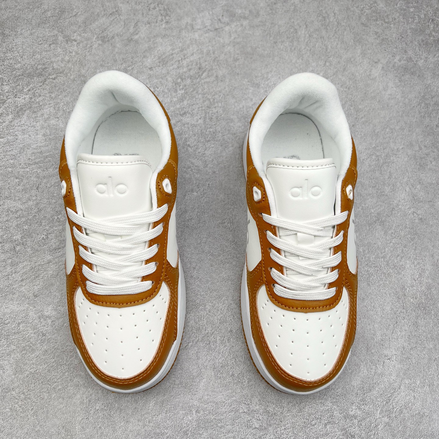 图片[2]-Alo yoga 易梦玲 Jisoo智秀 等多位明星同款上脚 主打各大平台外贸主推大厂采购原材料多处细节一步到位 生产细节 没得说 一款随意搭配的都好看的鞋子aIo采用增高4cm 主打熊猫色 春夏秋冬四季款 舒适简约板鞋 TPU防滑耐磨鞋底 #alo #alo女孩 #AIo #健身穿搭 #鞋子推荐 #板鞋 尺码：35 36 37 38 39 40-选品中心