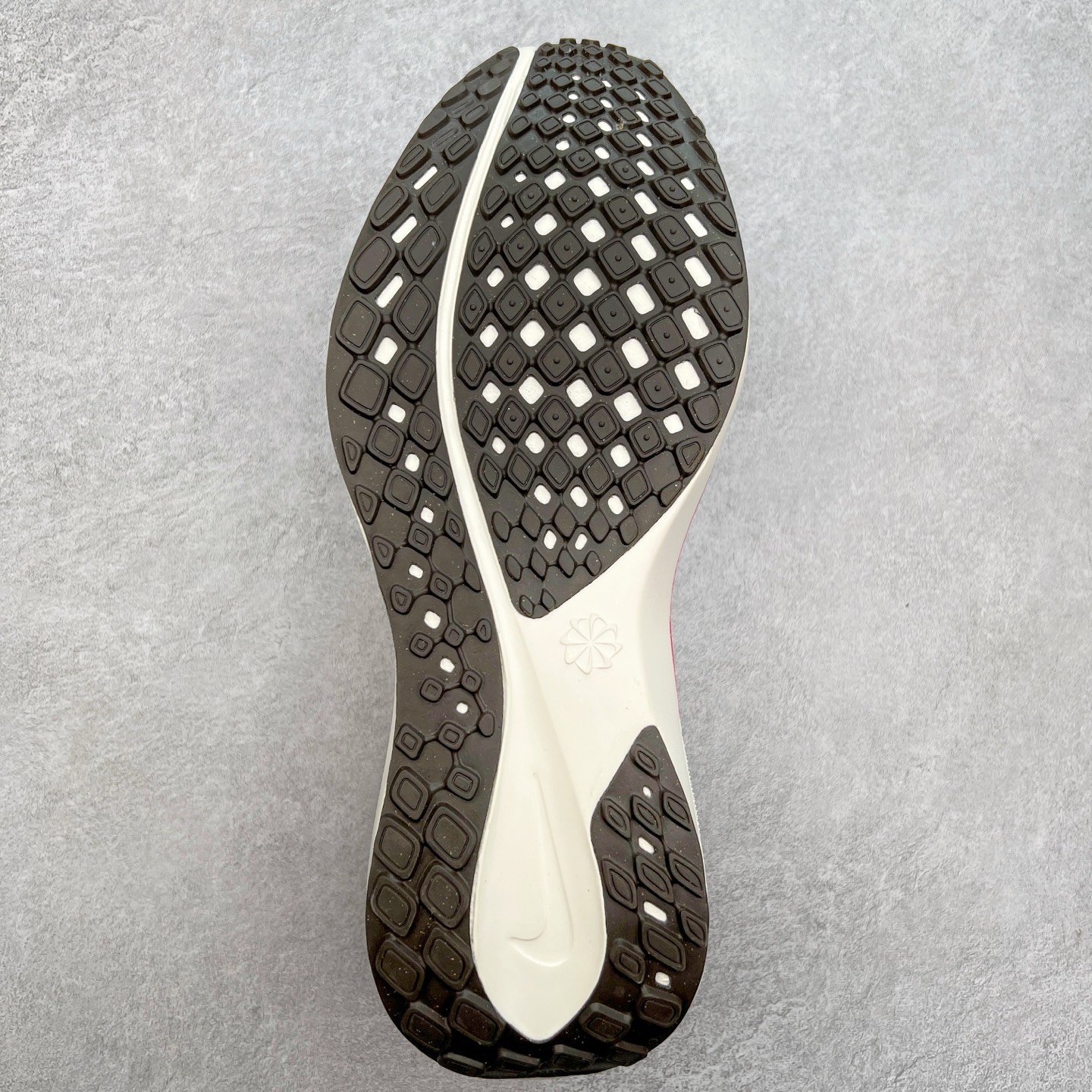 图片[9]-＃特价福利 NK Zoom Pegasus 飞马41代马拉松系列网面透气缓震疾速跑鞋 拥有 Zoom Air 一如既往的稳定感和流畅感 鞋面采用工程网眼设计 为特定高热区域营造出色透气性 进一步增加鞋面的穿孔数量 让足部能够快速散热 中足搭配 Flywire 飞线 在高速运动时营造舒适稳定的贴合感 内置Zoon气垫加持 动力十足 尺码：36 36.5 37.5 38 38.5 39 40 40.5 41 42 42.5 43 44 44.5 45-选品中心