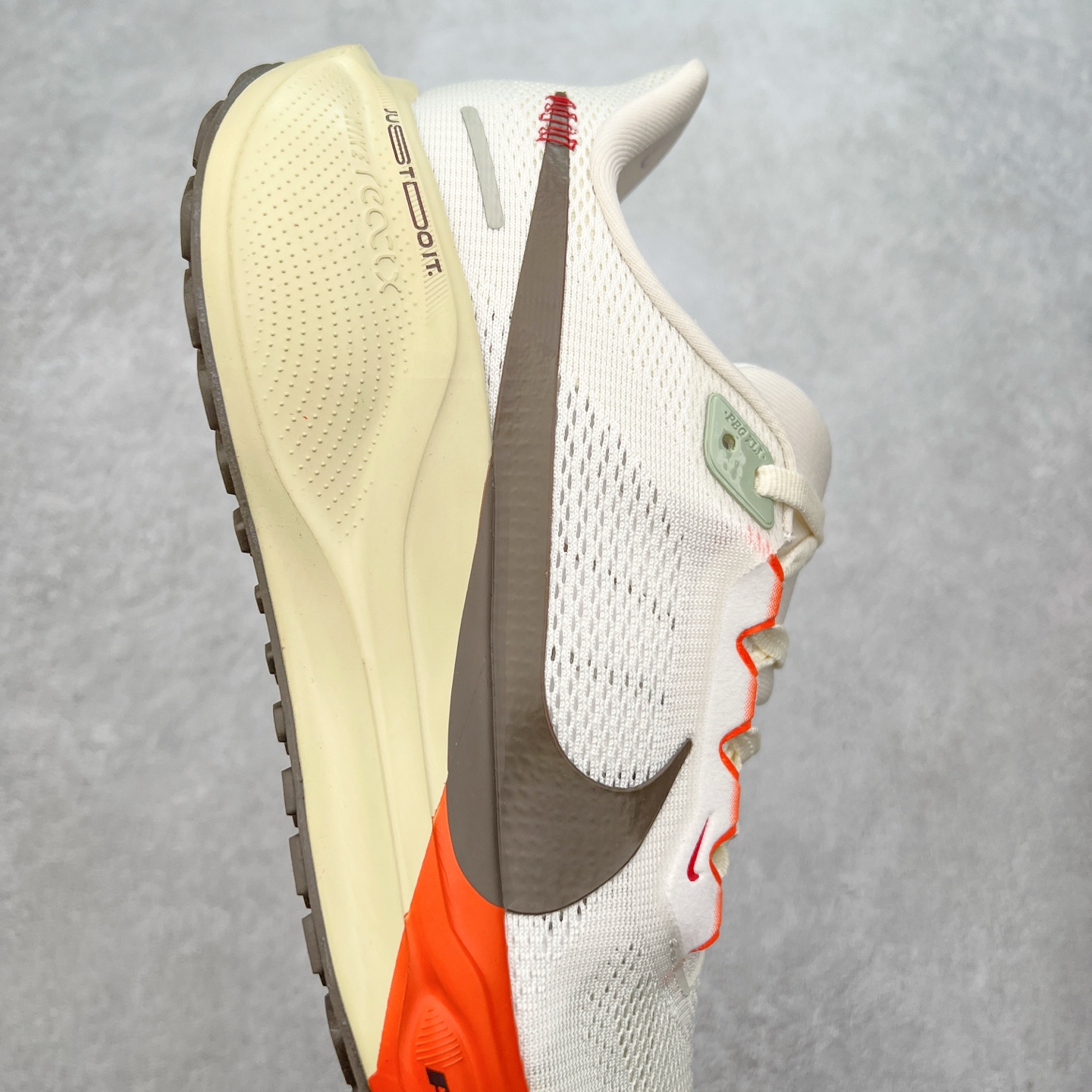 图片[6]-＃特价福利 NK Zoom Pegasus 飞马41代马拉松系列网面透气缓震疾速跑鞋 拥有 Zoom Air 一如既往的稳定感和流畅感 鞋面采用工程网眼设计 为特定高热区域营造出色透气性 进一步增加鞋面的穿孔数量 让足部能够快速散热 中足搭配 Flywire 飞线 在高速运动时营造舒适稳定的贴合感 内置Zoon气垫加持 动力十足 尺码：36 36.5 37.5 38 38.5 39 40 40.5 41 42 42.5 43 44 44.5 45-选品中心