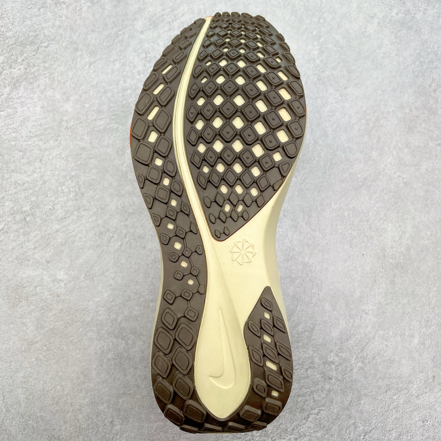 图片[9]-＃特价福利 NK Zoom Pegasus 飞马41代马拉松系列网面透气缓震疾速跑鞋 拥有 Zoom Air 一如既往的稳定感和流畅感 鞋面采用工程网眼设计 为特定高热区域营造出色透气性 进一步增加鞋面的穿孔数量 让足部能够快速散热 中足搭配 Flywire 飞线 在高速运动时营造舒适稳定的贴合感 内置Zoon气垫加持 动力十足 尺码：36 36.5 37.5 38 38.5 39 40 40.5 41 42 42.5 43 44 44.5 45-选品中心