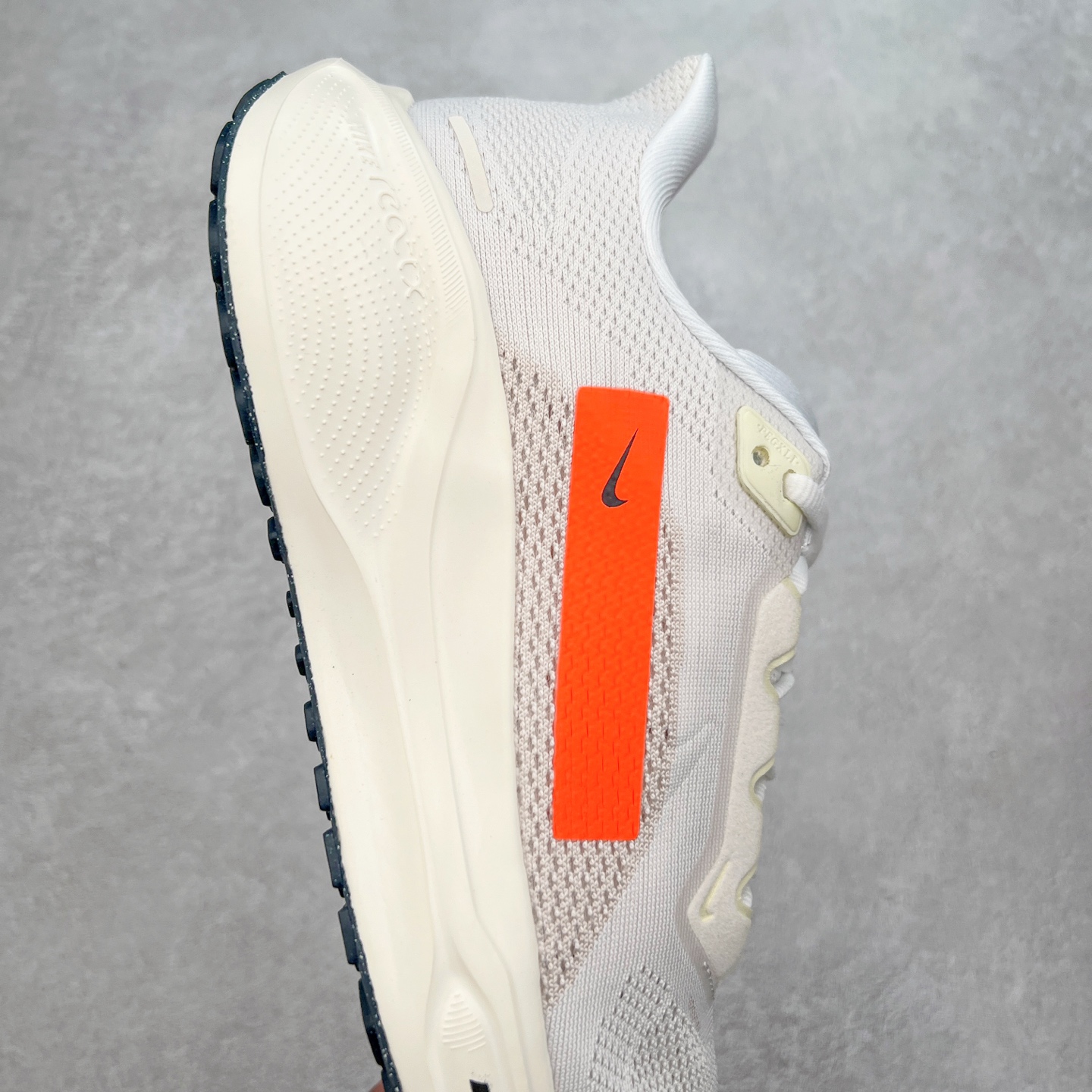 图片[6]-＃特价福利 NK Zoom Pegasus 飞马41代马拉松系列网面透气缓震疾速跑鞋 拥有 Zoom Air 一如既往的稳定感和流畅感 鞋面采用工程网眼设计 为特定高热区域营造出色透气性 进一步增加鞋面的穿孔数量 让足部能够快速散热 中足搭配 Flywire 飞线 在高速运动时营造舒适稳定的贴合感 内置Zoon气垫加持 动力十足 尺码：36 36.5 37.5 38 38.5 39 40 40.5 41 42 42.5 43 44 44.5 45-选品中心