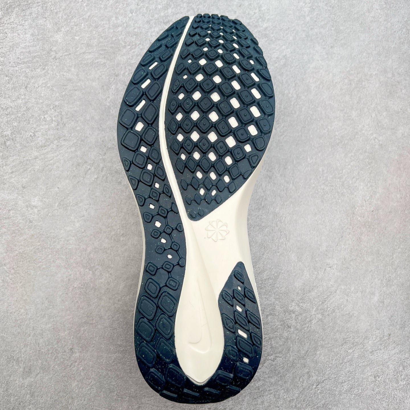 图片[9]-＃特价福利 NK Zoom Pegasus 飞马41代马拉松系列网面透气缓震疾速跑鞋 拥有 Zoom Air 一如既往的稳定感和流畅感 鞋面采用工程网眼设计 为特定高热区域营造出色透气性 进一步增加鞋面的穿孔数量 让足部能够快速散热 中足搭配 Flywire 飞线 在高速运动时营造舒适稳定的贴合感 内置Zoon气垫加持 动力十足 尺码：36 36.5 37.5 38 38.5 39 40 40.5 41 42 42.5 43 44 44.5 45-选品中心