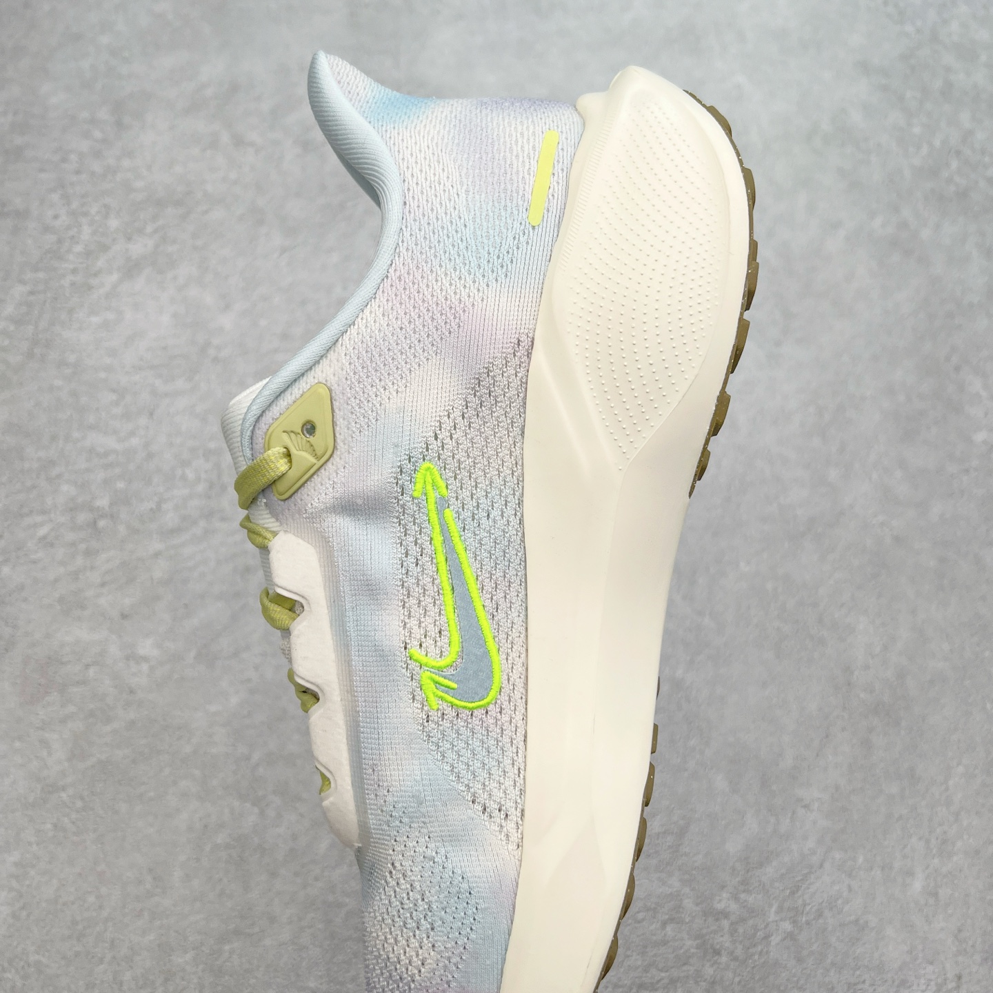 图片[7]-＃特价福利 NK Zoom Pegasus 飞马41代马拉松系列网面透气缓震疾速跑鞋 拥有 Zoom Air 一如既往的稳定感和流畅感 鞋面采用工程网眼设计 为特定高热区域营造出色透气性 进一步增加鞋面的穿孔数量 让足部能够快速散热 中足搭配 Flywire 飞线 在高速运动时营造舒适稳定的贴合感 内置Zoon气垫加持 动力十足 尺码：36 36.5 37.5 38 38.5 39 40 40.5 41 42 42.5 43 44 44.5 45-选品中心