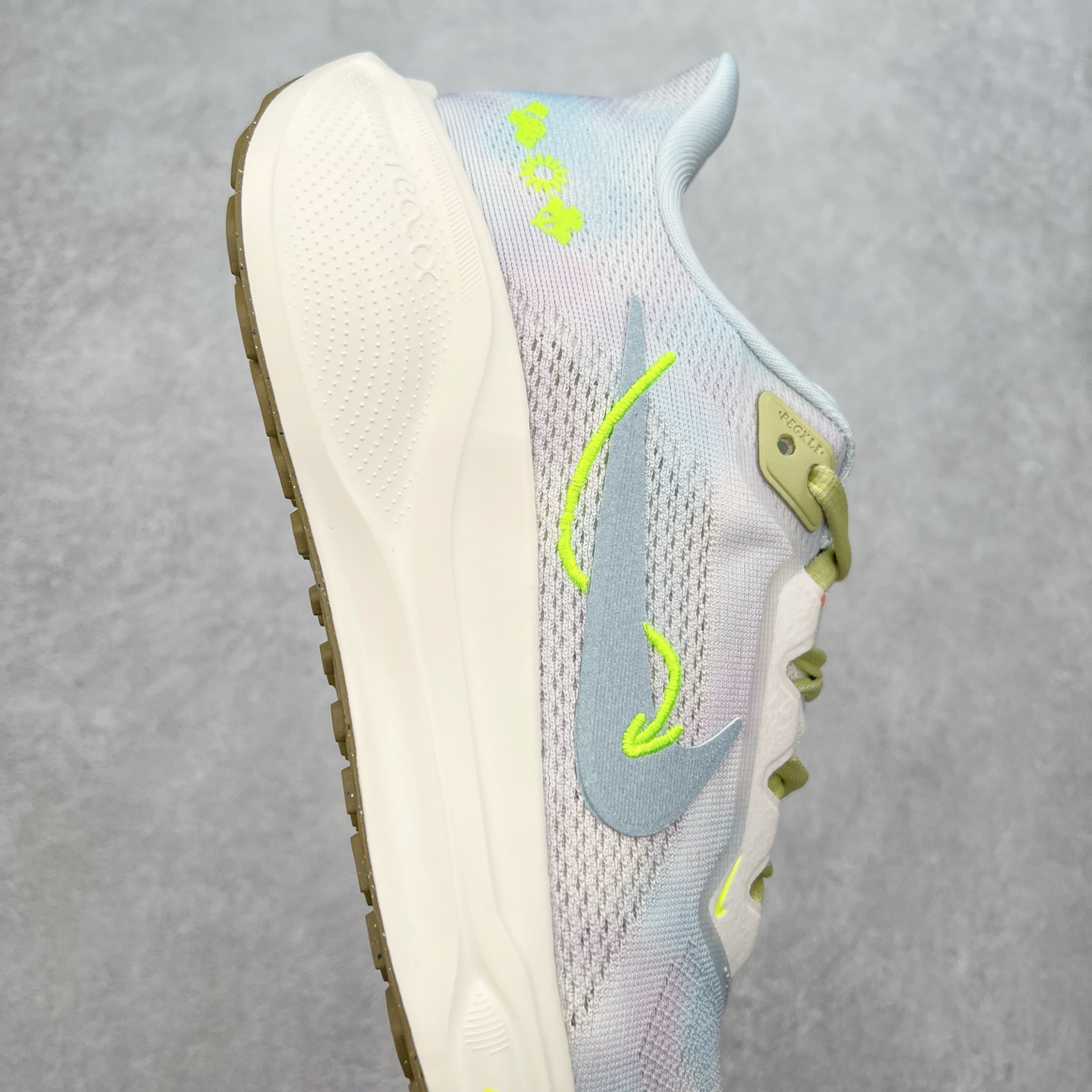 图片[6]-＃特价福利 NK Zoom Pegasus 飞马41代马拉松系列网面透气缓震疾速跑鞋 拥有 Zoom Air 一如既往的稳定感和流畅感 鞋面采用工程网眼设计 为特定高热区域营造出色透气性 进一步增加鞋面的穿孔数量 让足部能够快速散热 中足搭配 Flywire 飞线 在高速运动时营造舒适稳定的贴合感 内置Zoon气垫加持 动力十足 尺码：36 36.5 37.5 38 38.5 39 40 40.5 41 42 42.5 43 44 44.5 45-选品中心