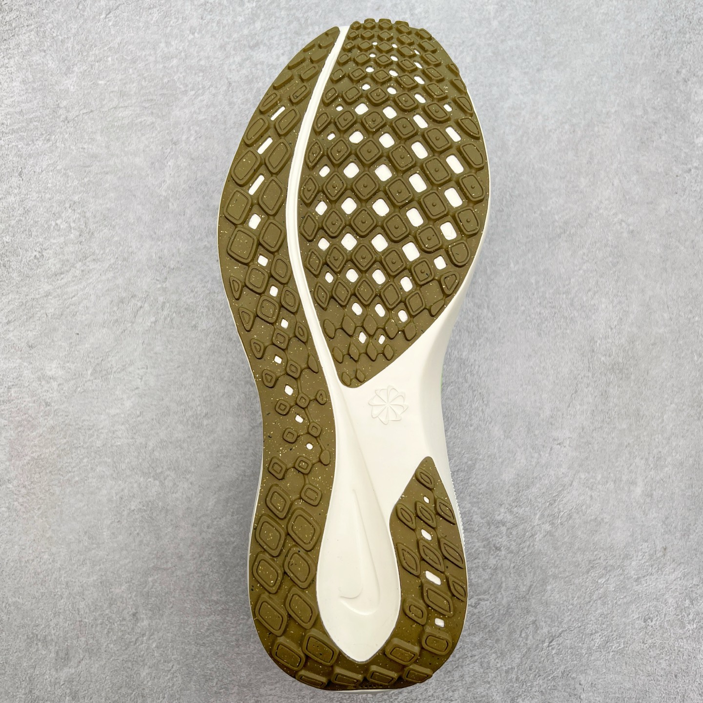 图片[9]-＃特价福利 NK Zoom Pegasus 飞马41代马拉松系列网面透气缓震疾速跑鞋 拥有 Zoom Air 一如既往的稳定感和流畅感 鞋面采用工程网眼设计 为特定高热区域营造出色透气性 进一步增加鞋面的穿孔数量 让足部能够快速散热 中足搭配 Flywire 飞线 在高速运动时营造舒适稳定的贴合感 内置Zoon气垫加持 动力十足 尺码：36 36.5 37.5 38 38.5 39 40 40.5 41 42 42.5 43 44 44.5 45-选品中心