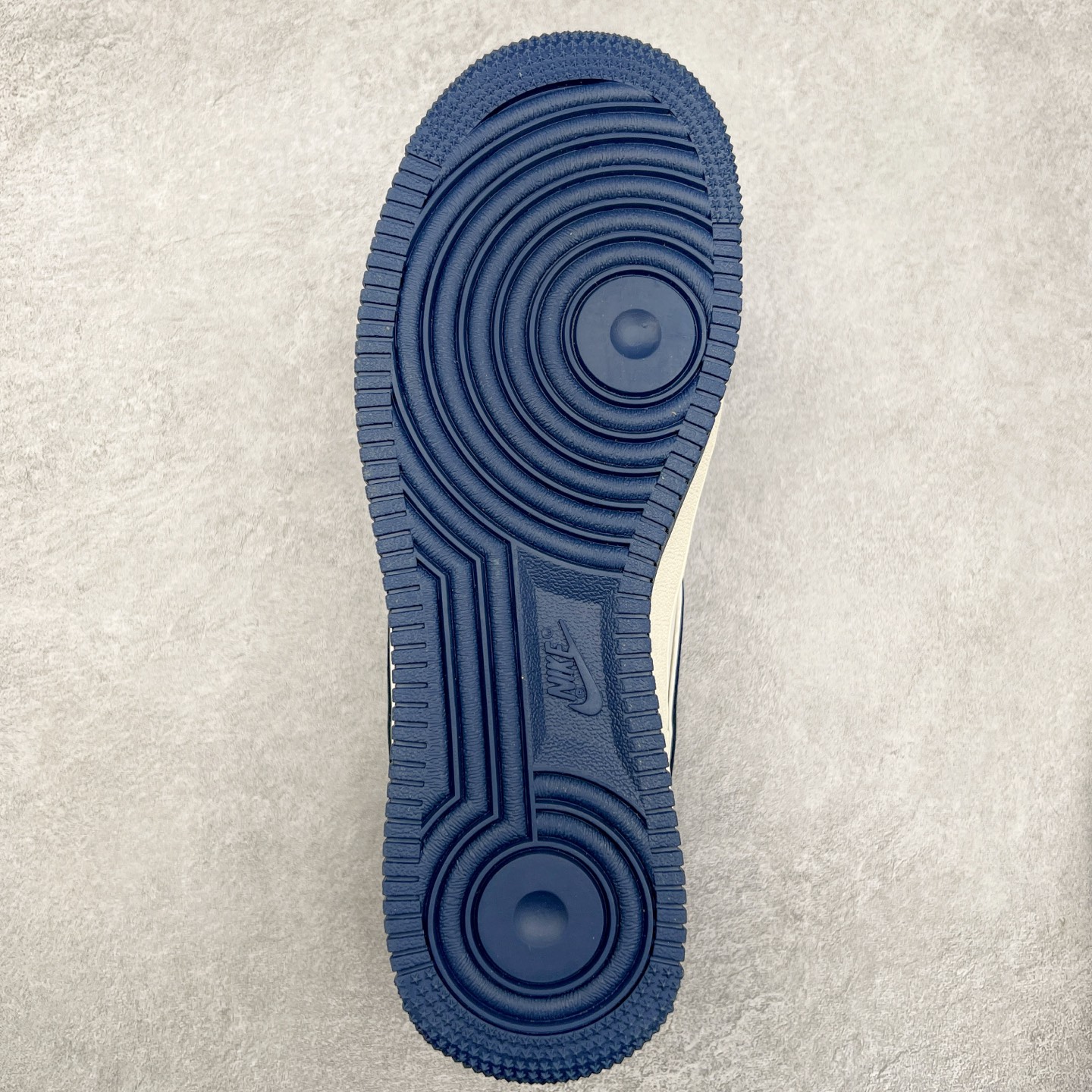 图片[9]-NK Air Force 1´07 Low 空军一号低帮百搭休闲运动板鞋 XS1958-524 柔软、弹性十足的缓震性能和出色的中底设计 横跨复古与现代的外型结合 造就出风靡全球 三十多年的Force 1 直到今天还深受青睐 实拍调校N版已经零色差零失真 百分百还原实物色彩所见即所得 不存在货不对板色差等低级问题 选购参考实物拍摄 不混卖不参货 只用心做好货严格选品 承诺混一赔十 尺码：36 36.5 37.5 38 38.5 39 40 40.5 41 42 42.5 43 44 44.5 45-选品中心