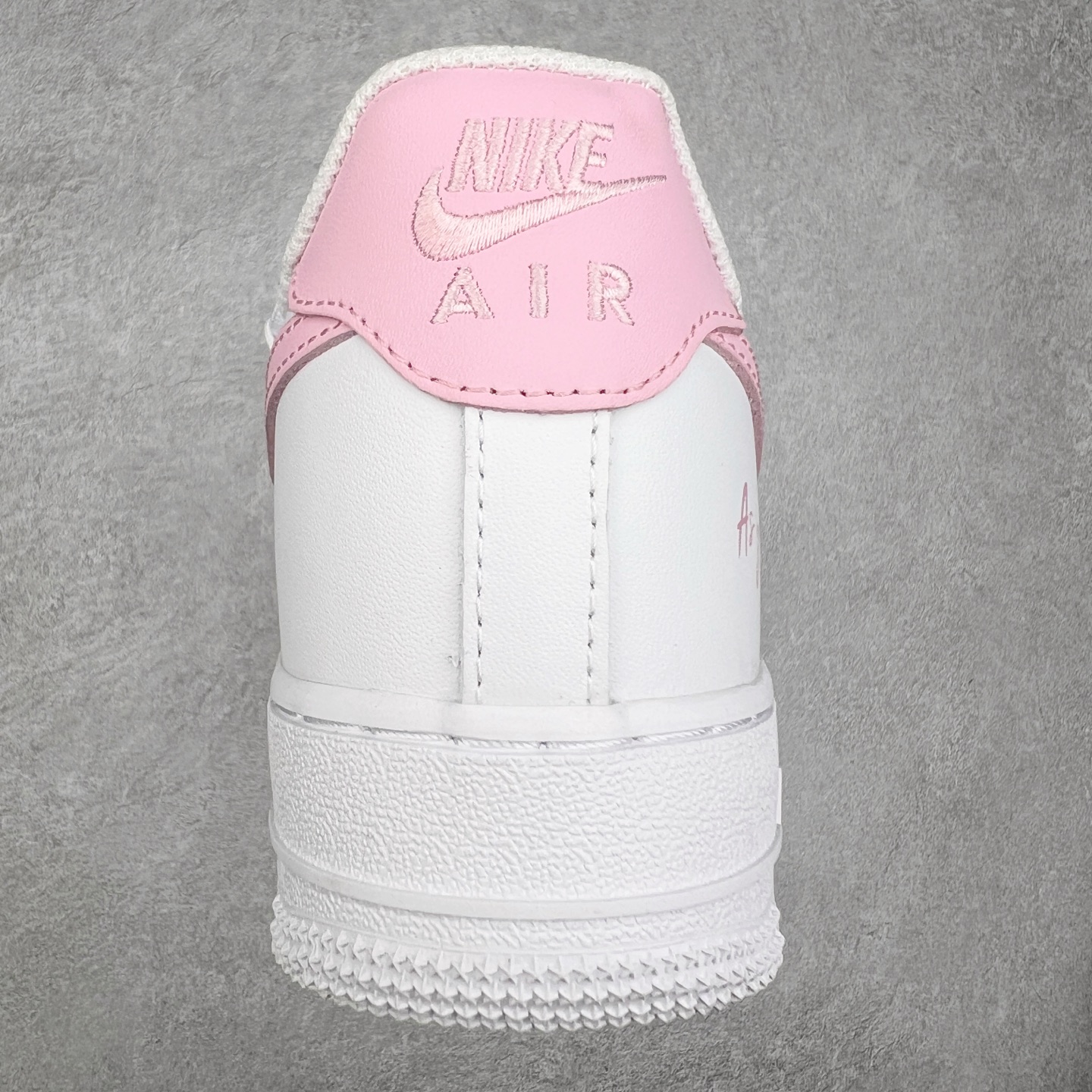 图片[8]-NK Air Force 1´07 Low 空军一号低帮百搭休闲运动板鞋 CQ2288-802 柔软、弹性十足的缓震性能和出色的中底设计 横跨复古与现代的外型结合 造就出风靡全球 三十多年的Force 1 直到今天还深受青睐 实拍调校N版已经零色差零失真 百分百还原实物色彩所见即所得 不存在货不对板色差等低级问题 选购参考实物拍摄 不混卖不参货 只用心做好货严格选品 承诺混一赔十 尺码：36 36.5 37.5 38 38.5 39 40 40.5 41 42 42.5 43 44 44.5 45-选品中心