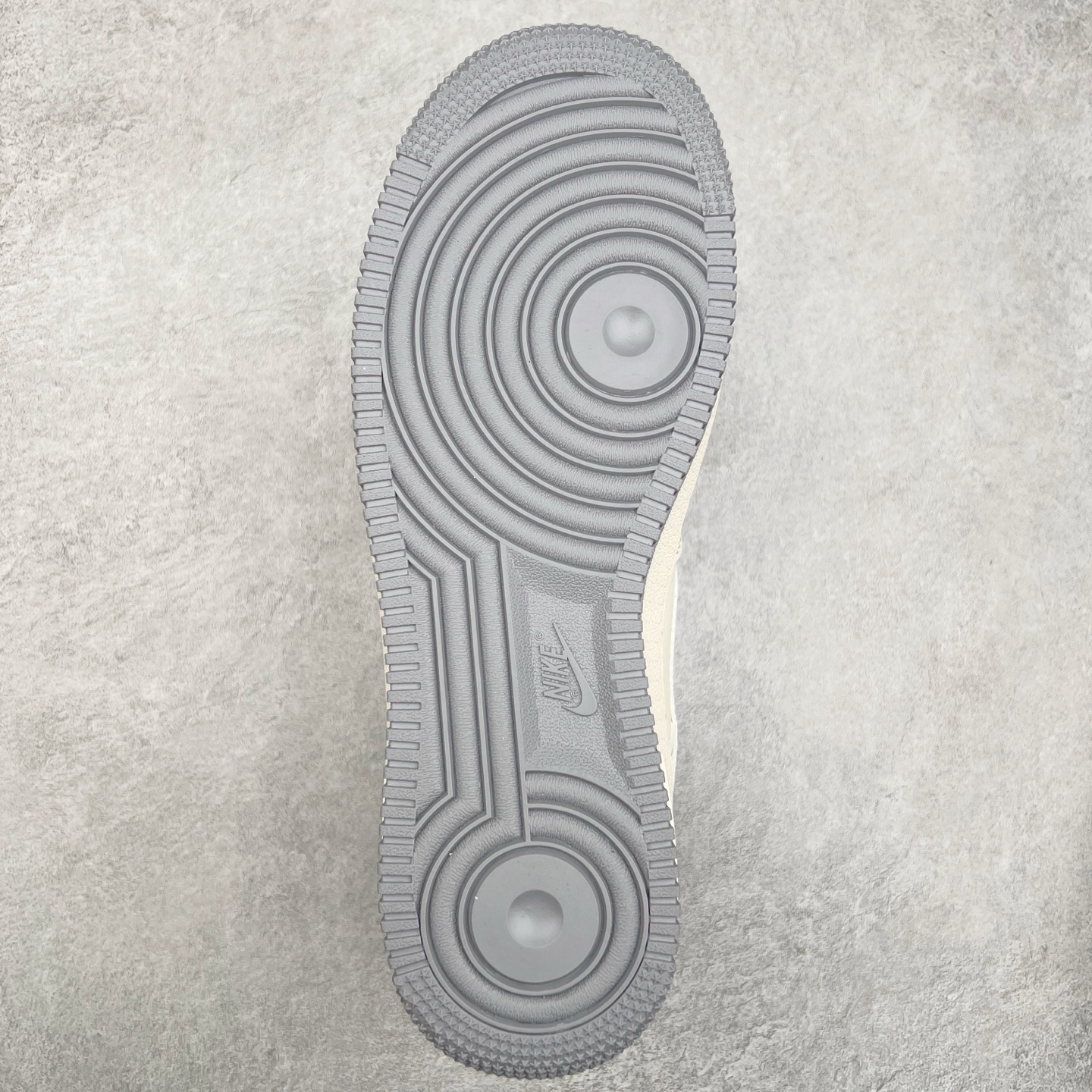 图片[9]-NK Air Force 1´07 Low 空军一号低帮百搭休闲运动板鞋 HH7518-048 柔软、弹性十足的缓震性能和出色的中底设计 横跨复古与现代的外型结合 造就出风靡全球 三十多年的Force 1 直到今天还深受青睐 实拍调校N版已经零色差零失真 百分百还原实物色彩所见即所得 不存在货不对板色差等低级问题 选购参考实物拍摄 不混卖不参货 只用心做好货严格选品 承诺混一赔十 尺码：36 36.5 37.5 38 38.5 39 40 40.5 41 42 42.5 43 44 44.5 45-选品中心