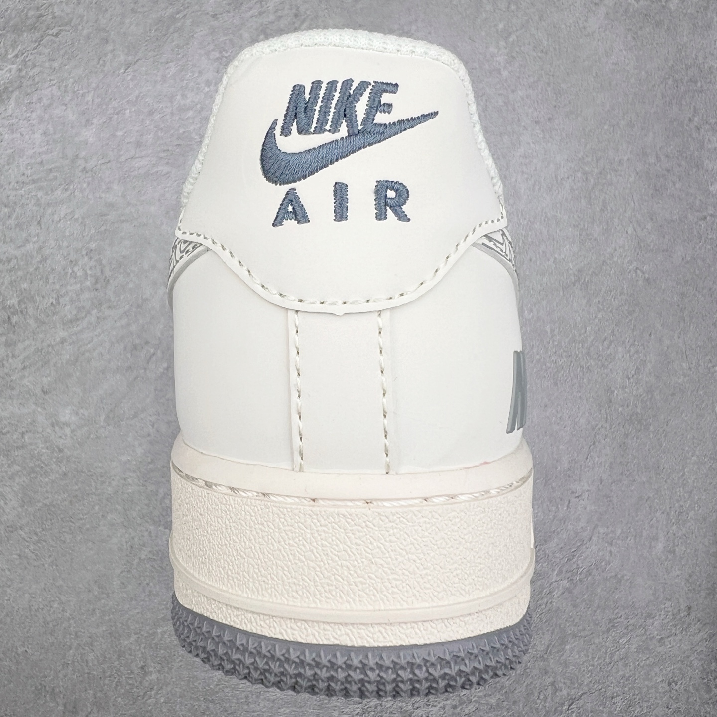 图片[8]-NK Air Force 1´07 Low 空军一号低帮百搭休闲运动板鞋 HH7518-048 柔软、弹性十足的缓震性能和出色的中底设计 横跨复古与现代的外型结合 造就出风靡全球 三十多年的Force 1 直到今天还深受青睐 实拍调校N版已经零色差零失真 百分百还原实物色彩所见即所得 不存在货不对板色差等低级问题 选购参考实物拍摄 不混卖不参货 只用心做好货严格选品 承诺混一赔十 尺码：36 36.5 37.5 38 38.5 39 40 40.5 41 42 42.5 43 44 44.5 45-选品中心