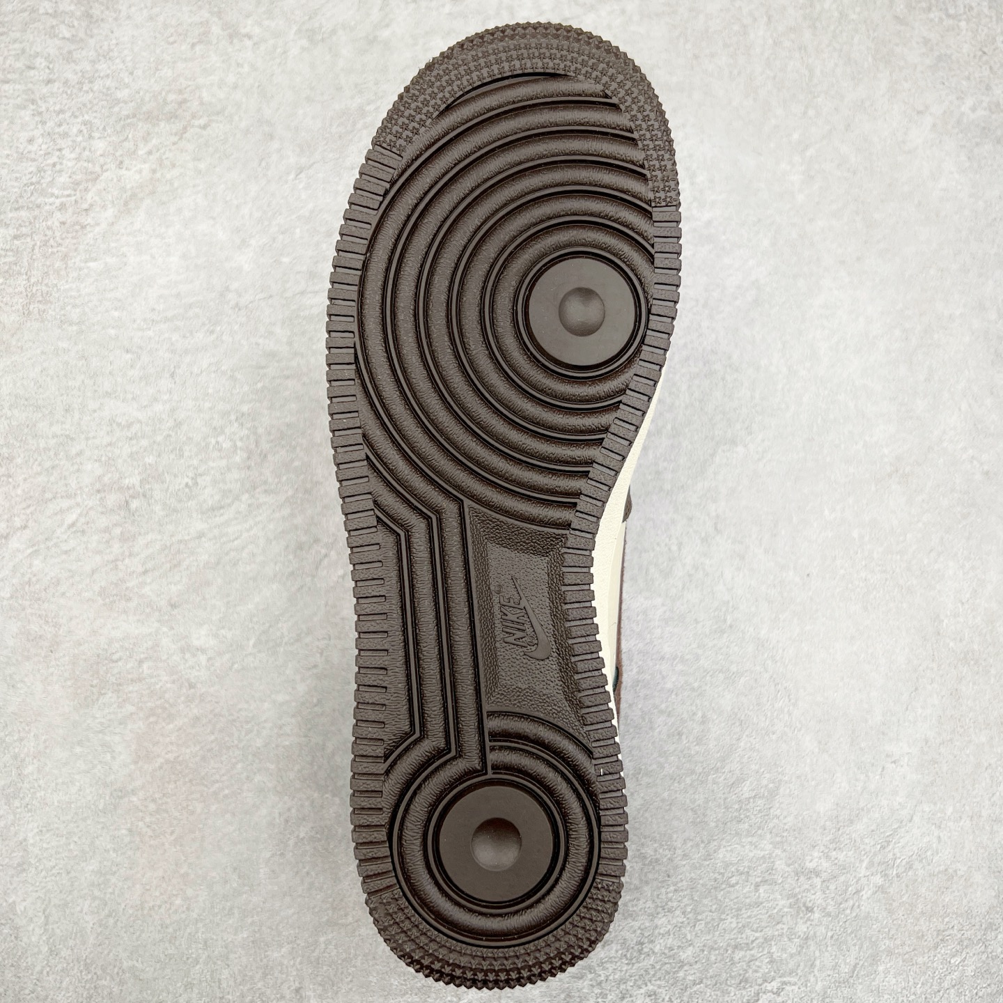 图片[9]-NK Air Force 1´07 Low 空军一号低帮百搭休闲运动板鞋 KK1988-057 柔软、弹性十足的缓震性能和出色的中底设计 横跨复古与现代的外型结合 造就出风靡全球 三十多年的Force 1 直到今天还深受青睐 实拍调校N版已经零色差零失真 百分百还原实物色彩所见即所得 不存在货不对板色差等低级问题 选购参考实物拍摄 不混卖不参货 只用心做好货严格选品 承诺混一赔十 尺码：36 36.5 37.5 38 38.5 39 40 40.5 41 42 42.5 43 44 44.5 45-选品中心