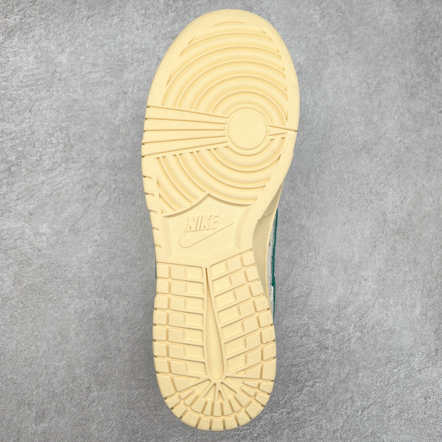 图片[9]-NK Dunk Low 定制配色 CF3688-006 大厂出品 极力推荐 原装头层材料 独家版型蒸餾加工帶來的是更好的视觉和脚感体验大厂纯原品质出货 清洁度 电绣工艺 皮料切割干净无任何毛边 细节完美 实拍调校N版已经零色差零失真 百分百还原实物色彩所见即所得 不存在货不对板色差等低级问题 选购参考实物拍摄 不混卖不参货 只用心做好货严格选品 承诺混一赔十 尺码：36 36.5 37.5 38 38.5 39 40 40.5 41 42 42.5 43 44 44.5 45-选品中心