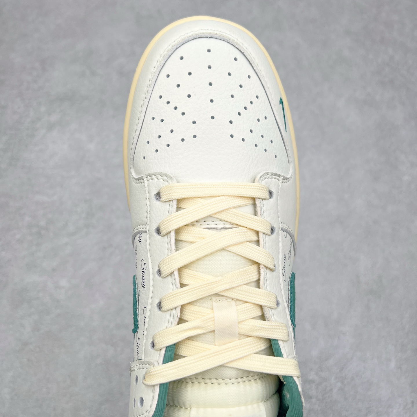 图片[4]-NK Dunk Low 定制配色 CF3688-006 大厂出品 极力推荐 原装头层材料 独家版型蒸餾加工帶來的是更好的视觉和脚感体验大厂纯原品质出货 清洁度 电绣工艺 皮料切割干净无任何毛边 细节完美 实拍调校N版已经零色差零失真 百分百还原实物色彩所见即所得 不存在货不对板色差等低级问题 选购参考实物拍摄 不混卖不参货 只用心做好货严格选品 承诺混一赔十 尺码：36 36.5 37.5 38 38.5 39 40 40.5 41 42 42.5 43 44 44.5 45-选品中心