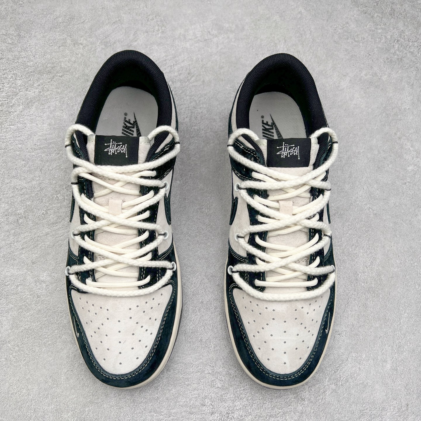 图片[2]-NK Dunk Low 定制配色 SC9207-403 大厂出品 极力推荐 原装头层材料 独家版型蒸餾加工帶來的是更好的视觉和脚感体验大厂纯原品质出货 清洁度 电绣工艺 皮料切割干净无任何毛边 细节完美 实拍调校N版已经零色差零失真 百分百还原实物色彩所见即所得 不存在货不对板色差等低级问题 选购参考实物拍摄 不混卖不参货 只用心做好货严格选品 承诺混一赔十 尺码：36 36.5 37.5 38 38.5 39 40 40.5 41 42 42.5 43 44 44.5 45-选品中心