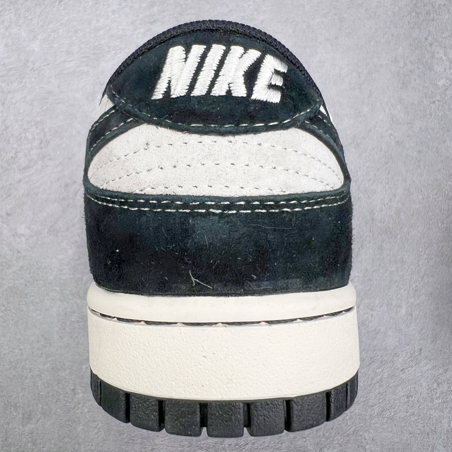 图片[8]-NK Dunk Low 定制配色 SC9207-403 大厂出品 极力推荐 原装头层材料 独家版型蒸餾加工帶來的是更好的视觉和脚感体验大厂纯原品质出货 清洁度 电绣工艺 皮料切割干净无任何毛边 细节完美 实拍调校N版已经零色差零失真 百分百还原实物色彩所见即所得 不存在货不对板色差等低级问题 选购参考实物拍摄 不混卖不参货 只用心做好货严格选品 承诺混一赔十 尺码：36 36.5 37.5 38 38.5 39 40 40.5 41 42 42.5 43 44 44.5 45-选品中心